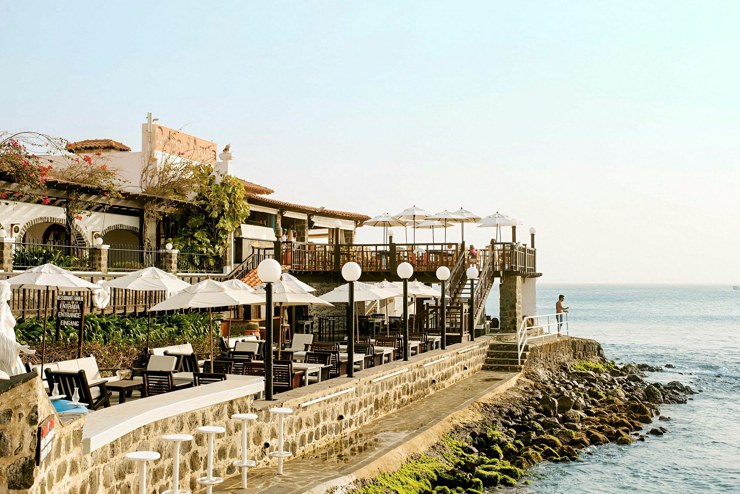 Restaurang vid vattnet med utsikt över havet. (AI-genererad text)