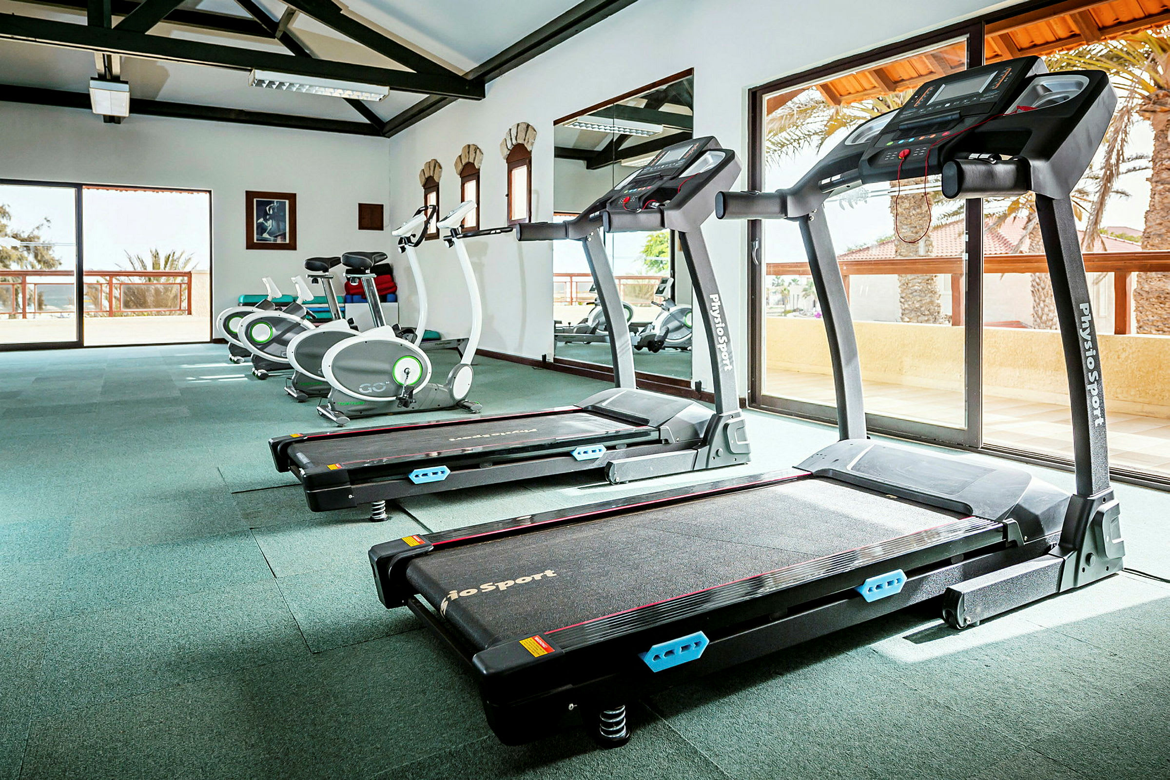 Gym med träningsmaskiner inklusive löpband och motionscyklar. (AI-genererad text)