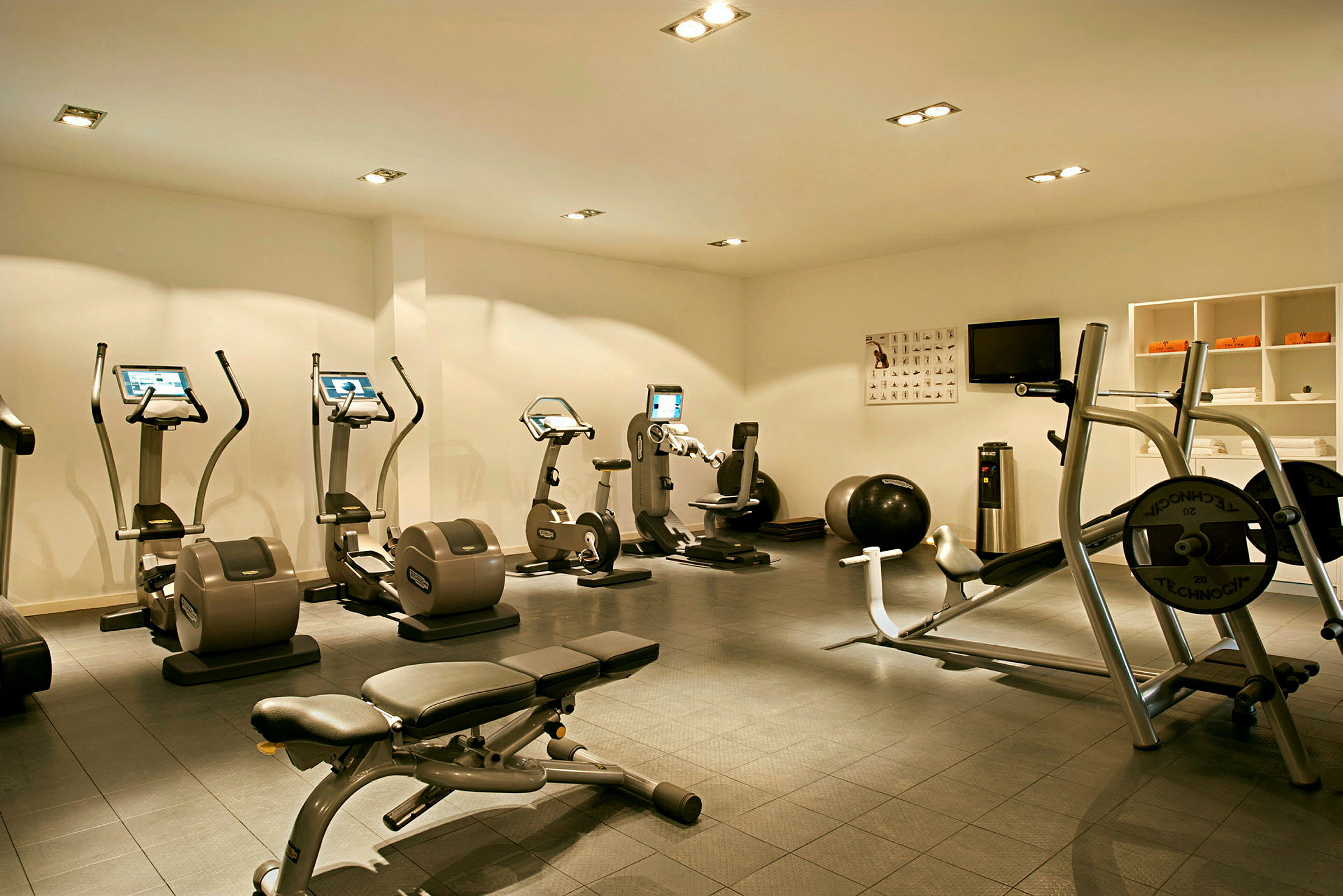 Ett gym med träningsutrustning och maskiner. (AI-genererad text)