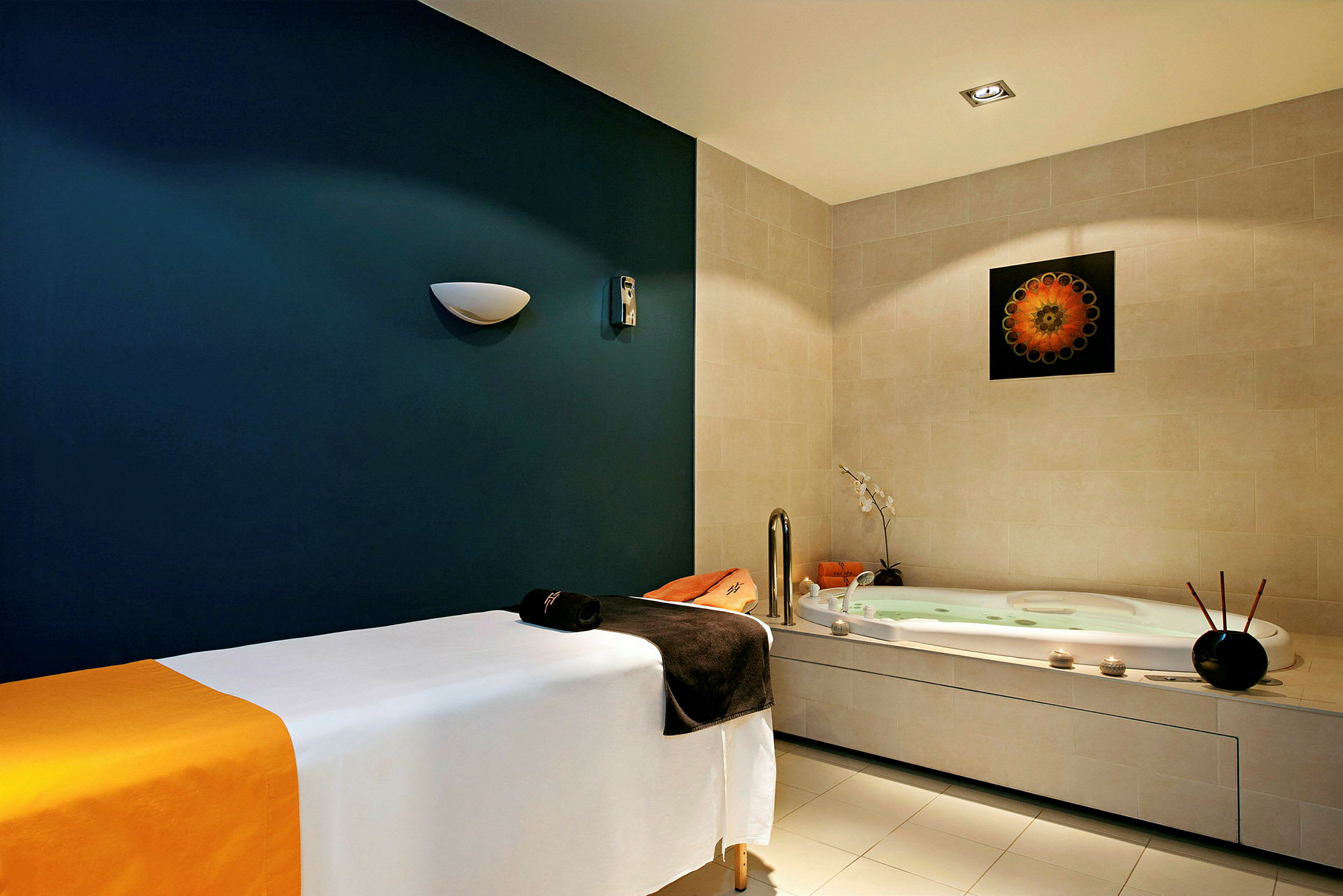 Spa-rum med massagebänk och bubbelpool. (AI-genererad text)