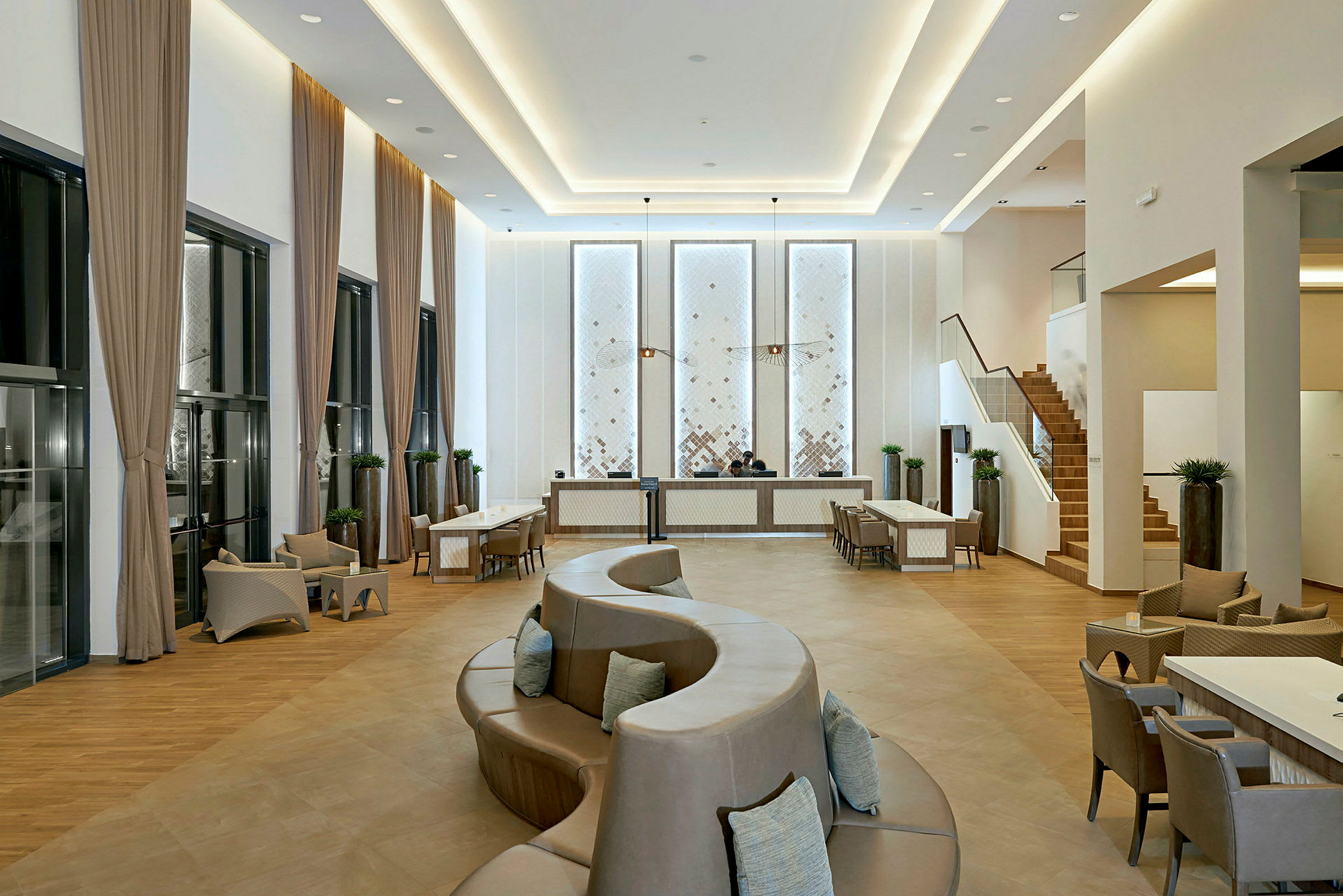 Ett hotellobby med modern inredning och sittplatser. (AI-genererad text)