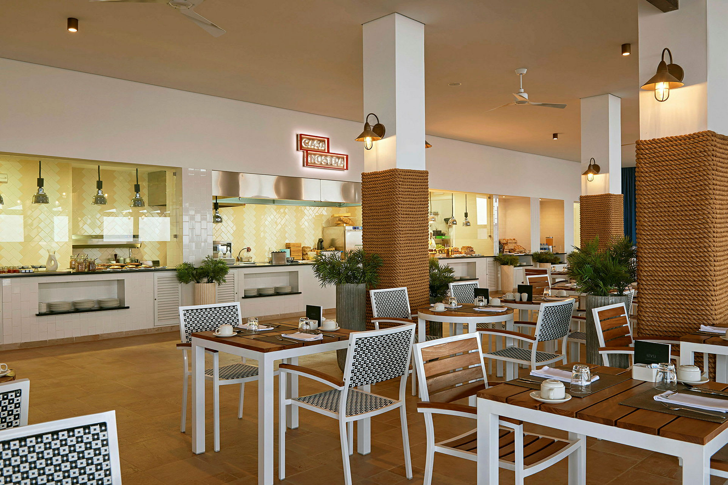 Bild av en modern restaurang med trämöbler och ett öppet kök. (AI-genererad text)