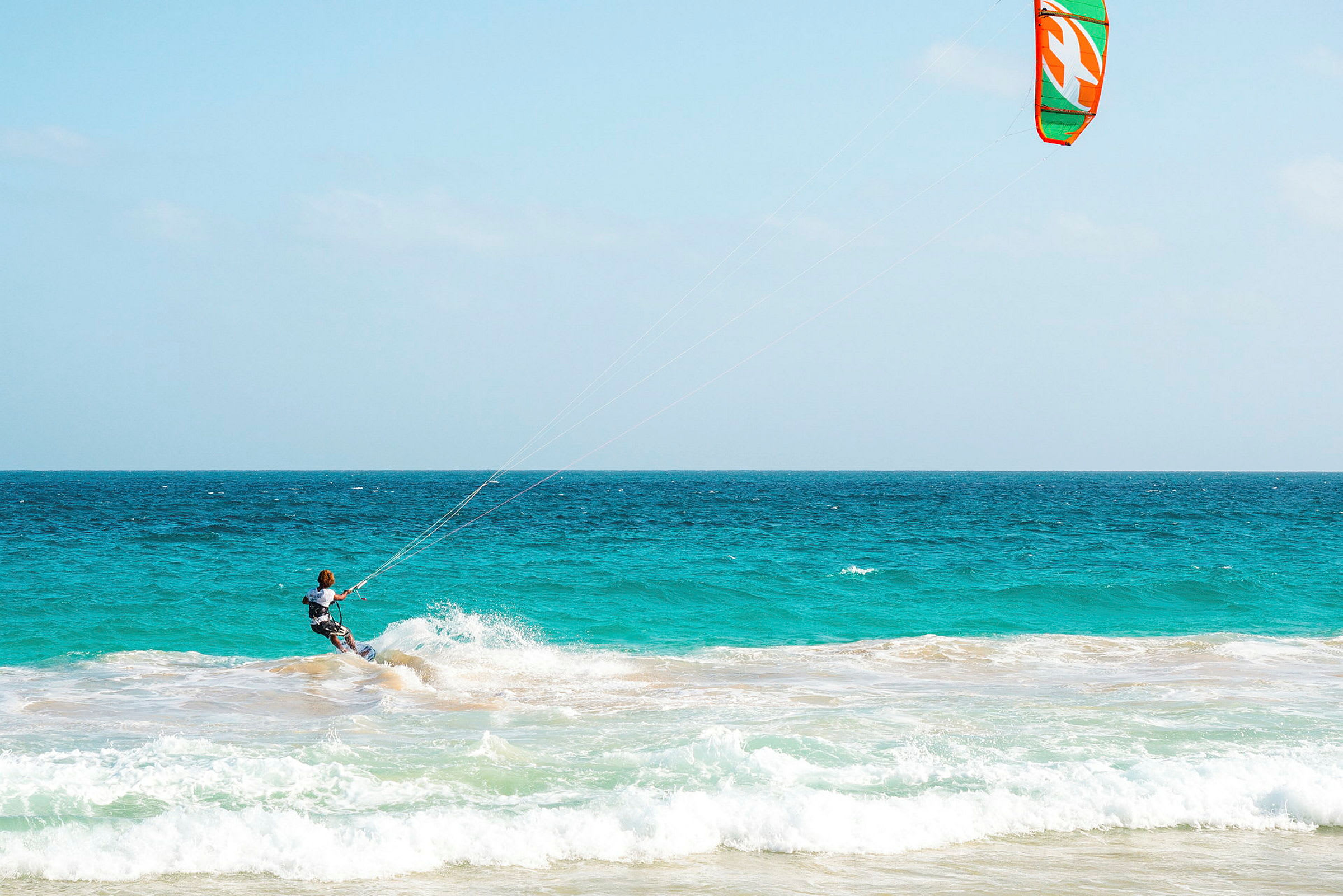 En person som kitesurfar på havet. (AI-genererad text)