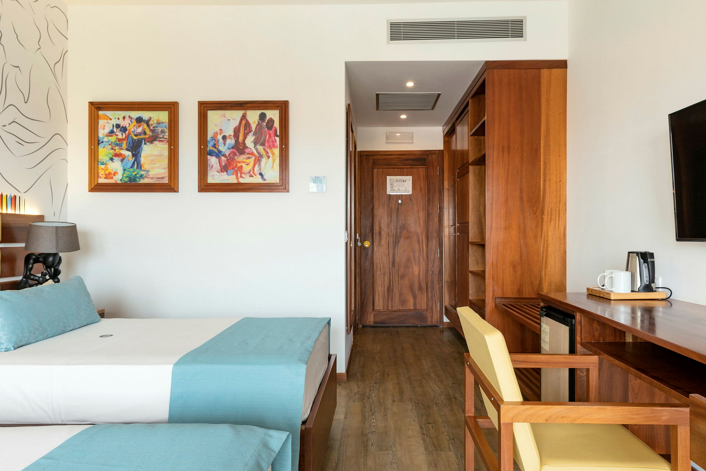 Hotellrum med säng, skrivbord, stol och inredning av trä. (AI-genererad text)