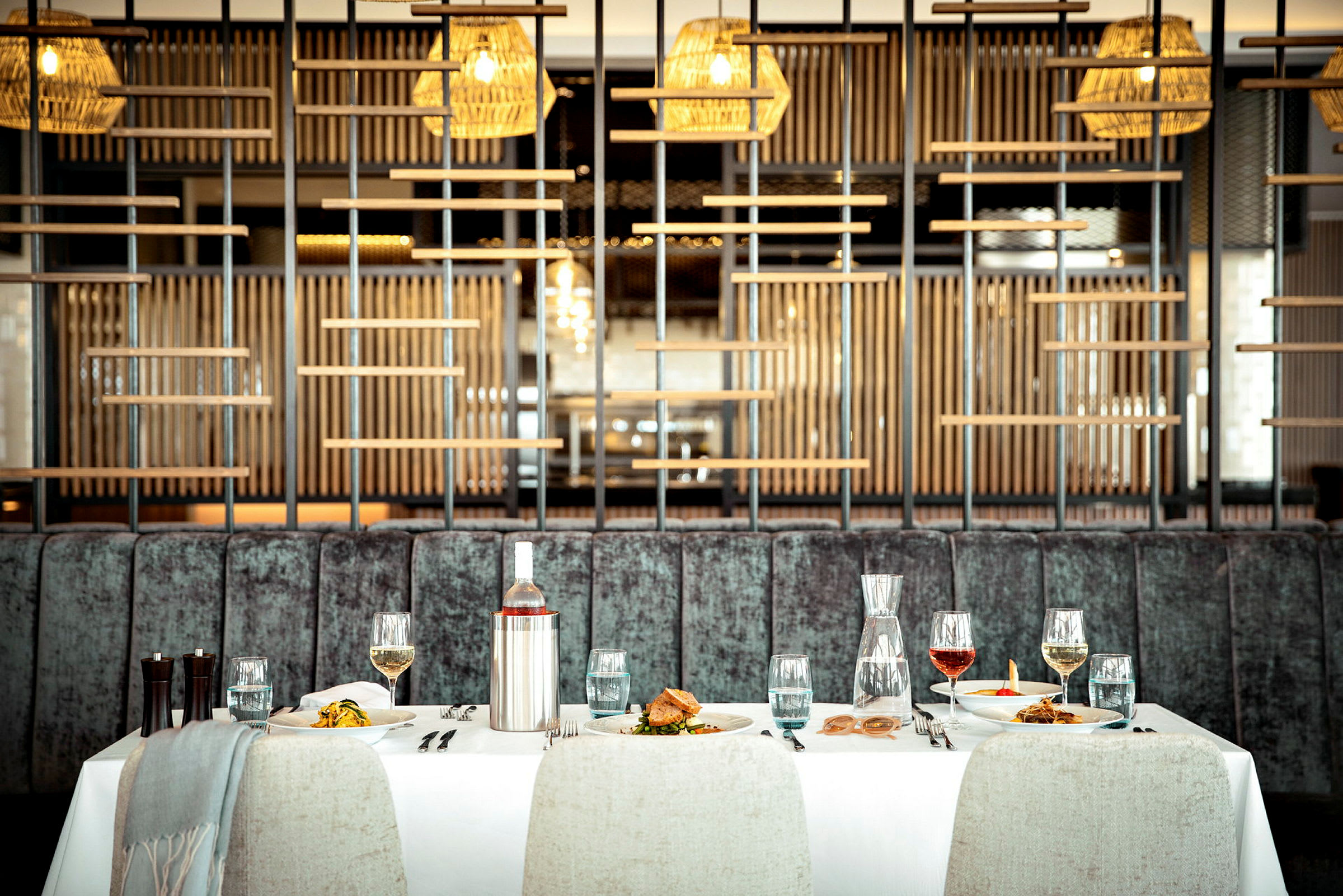 Ett dukat bord i en restaurang med modern inredning. (AI-genererad text)