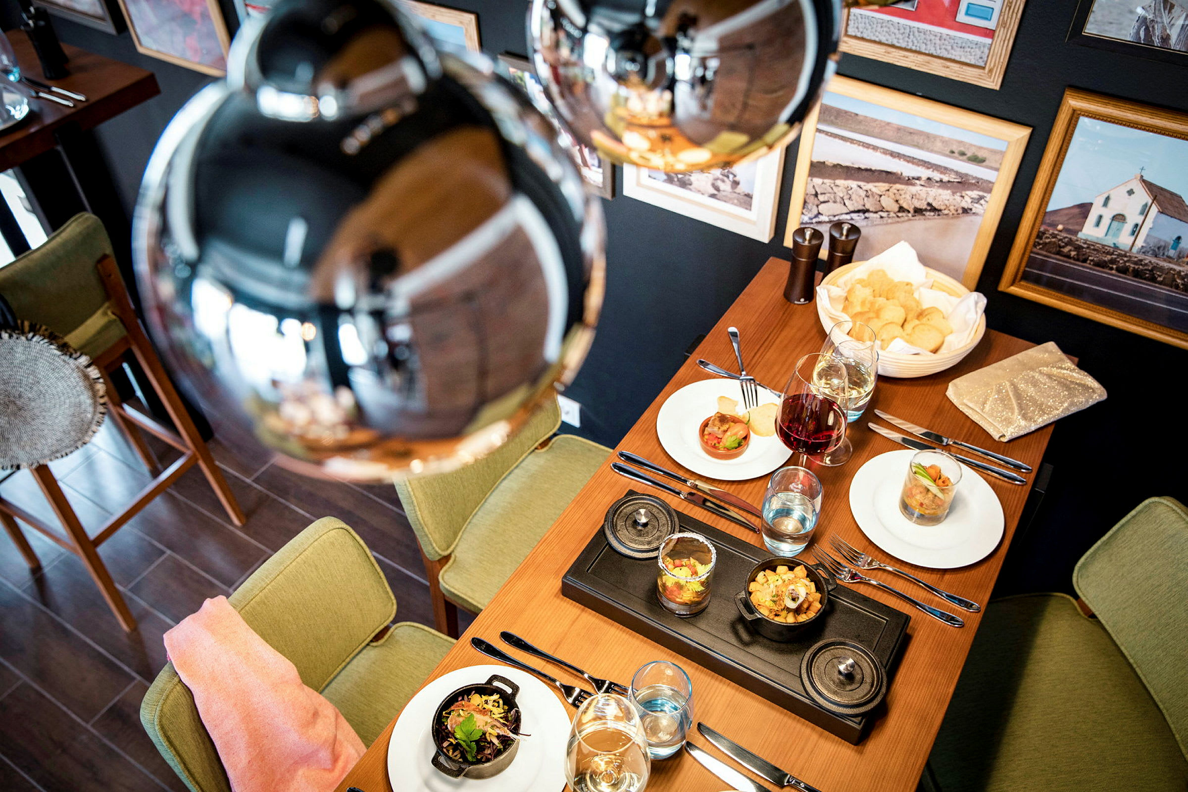 En dukad restaurangbord med små rätter och drycker. (AI-genererad text)