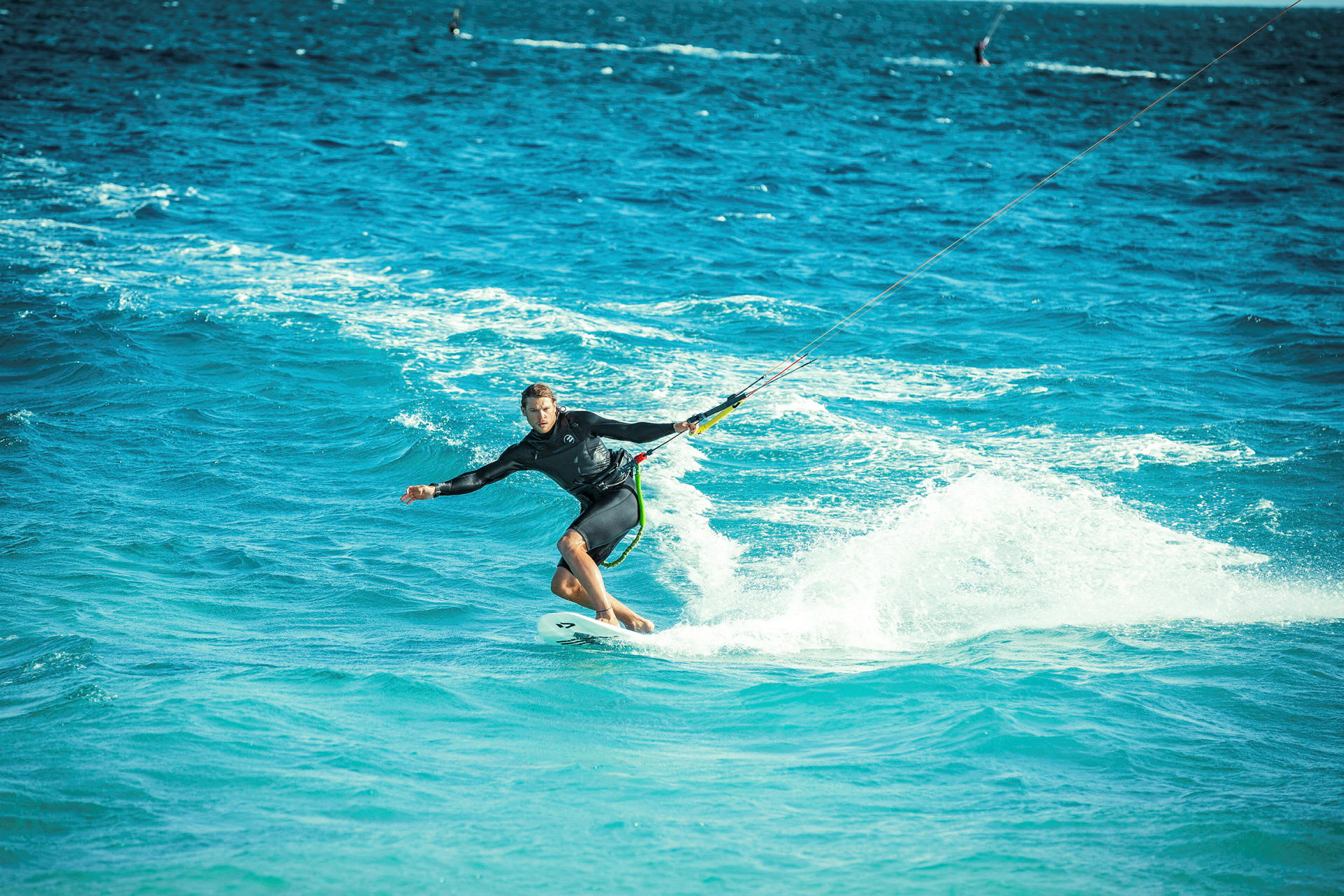 Person som kitesurfar på ett blått hav. (AI-genererad text)