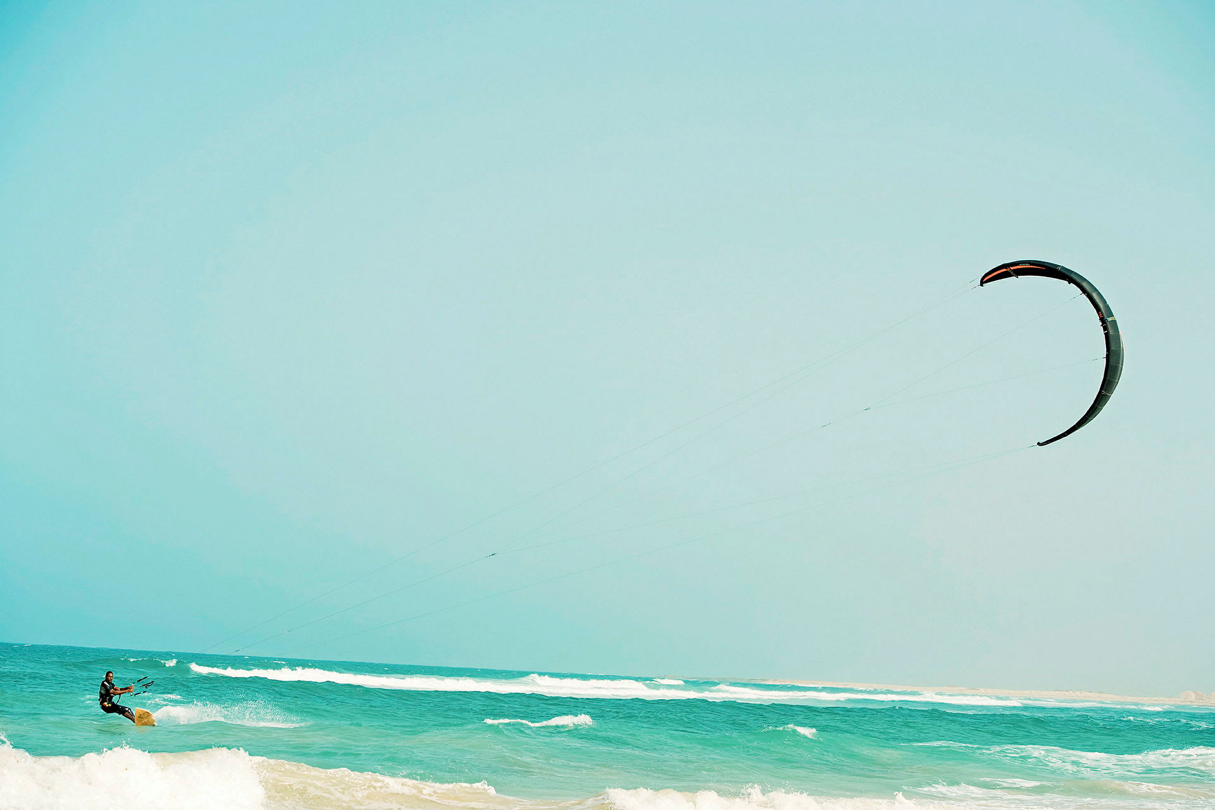 En person åker kitesurfing på havet. (AI-genererad text)