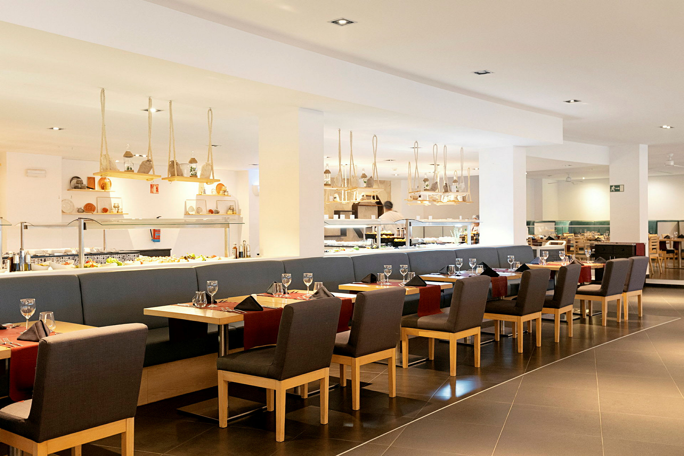 En restaurang med dukade bord och serveringsbuffé. (AI-genererad text)