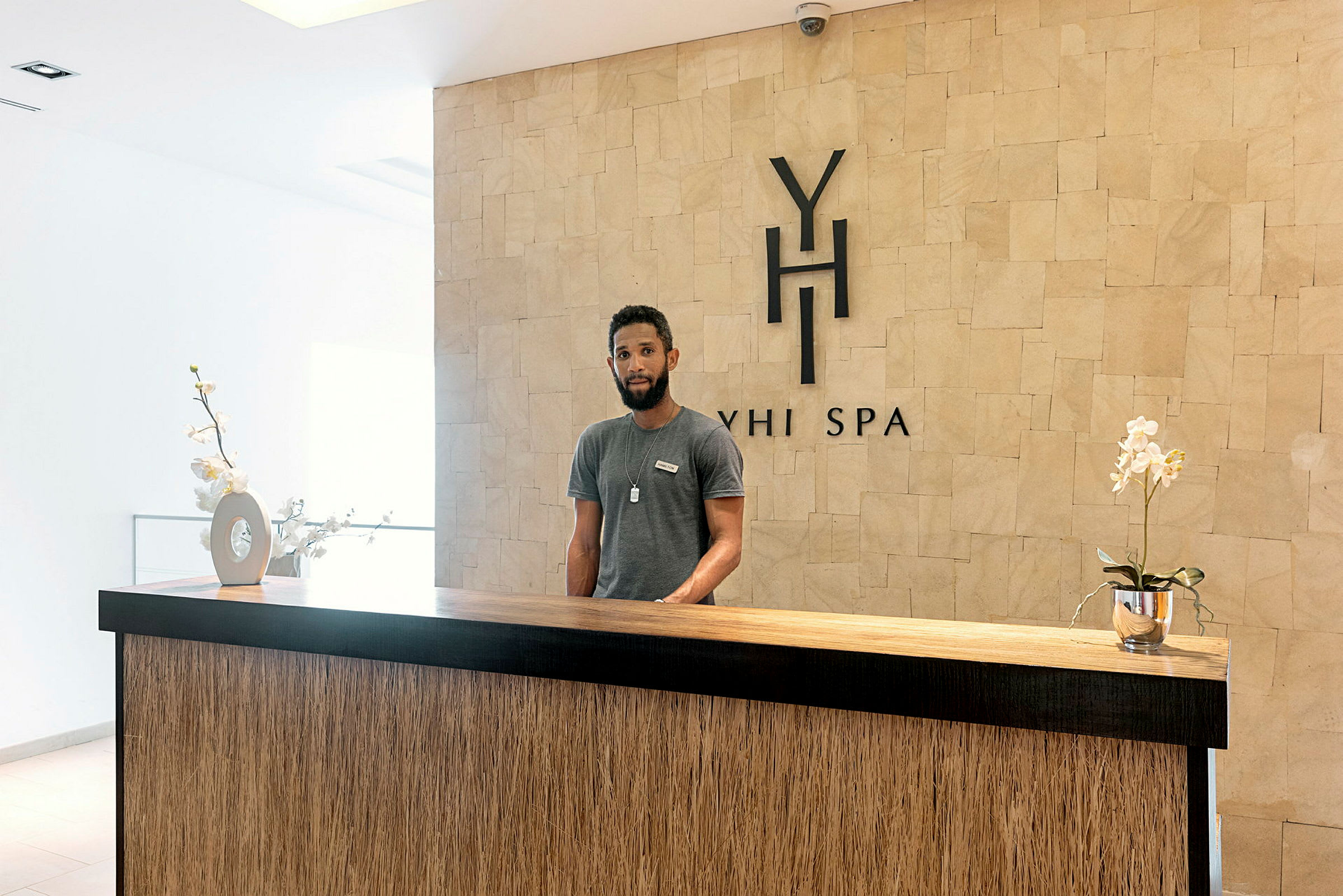 Receptionen på ett spa med ett träbord och dekorationer. (AI-genererad text)