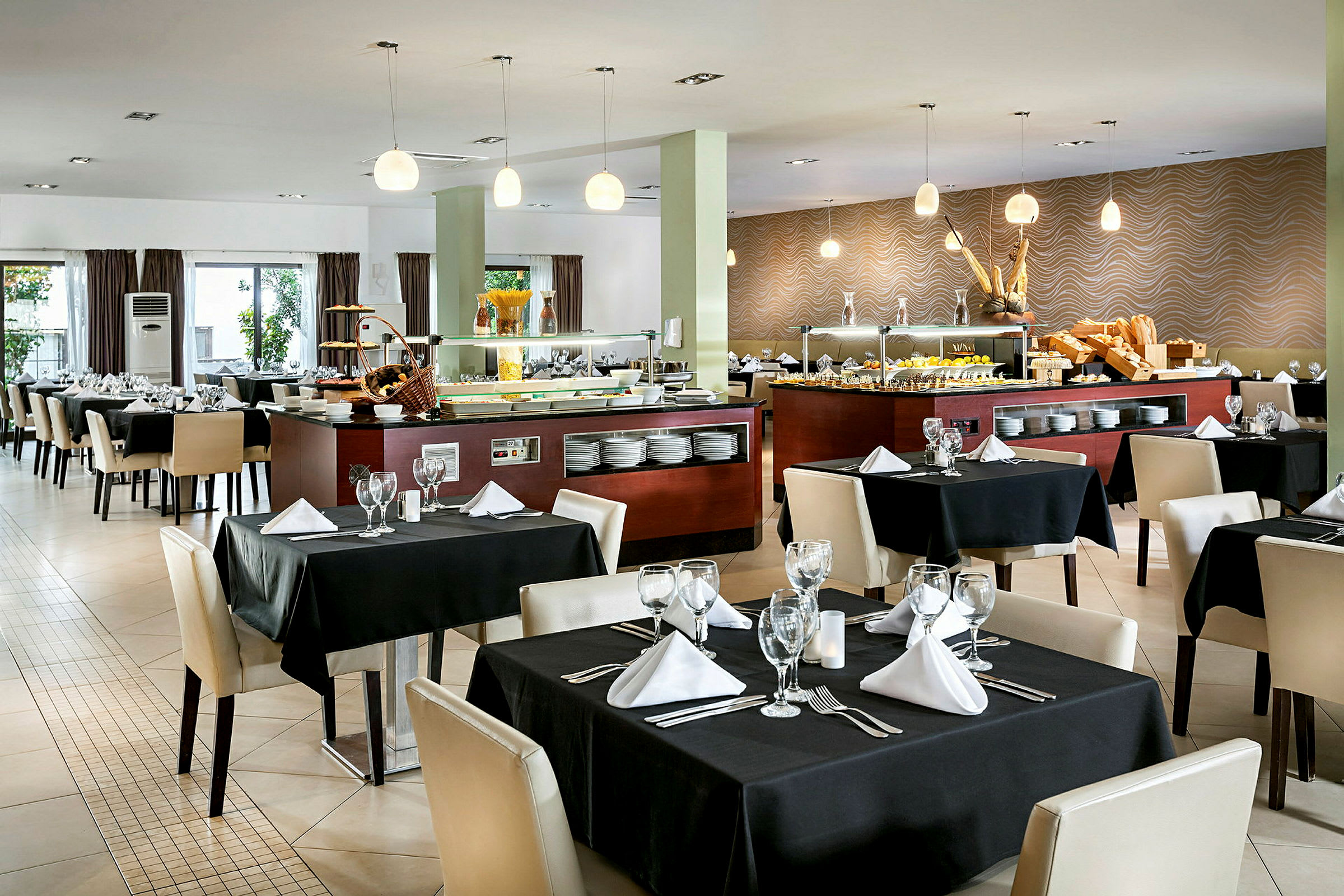 Restaurang med uppdukade bord och bufféområde. (AI-genererad text)