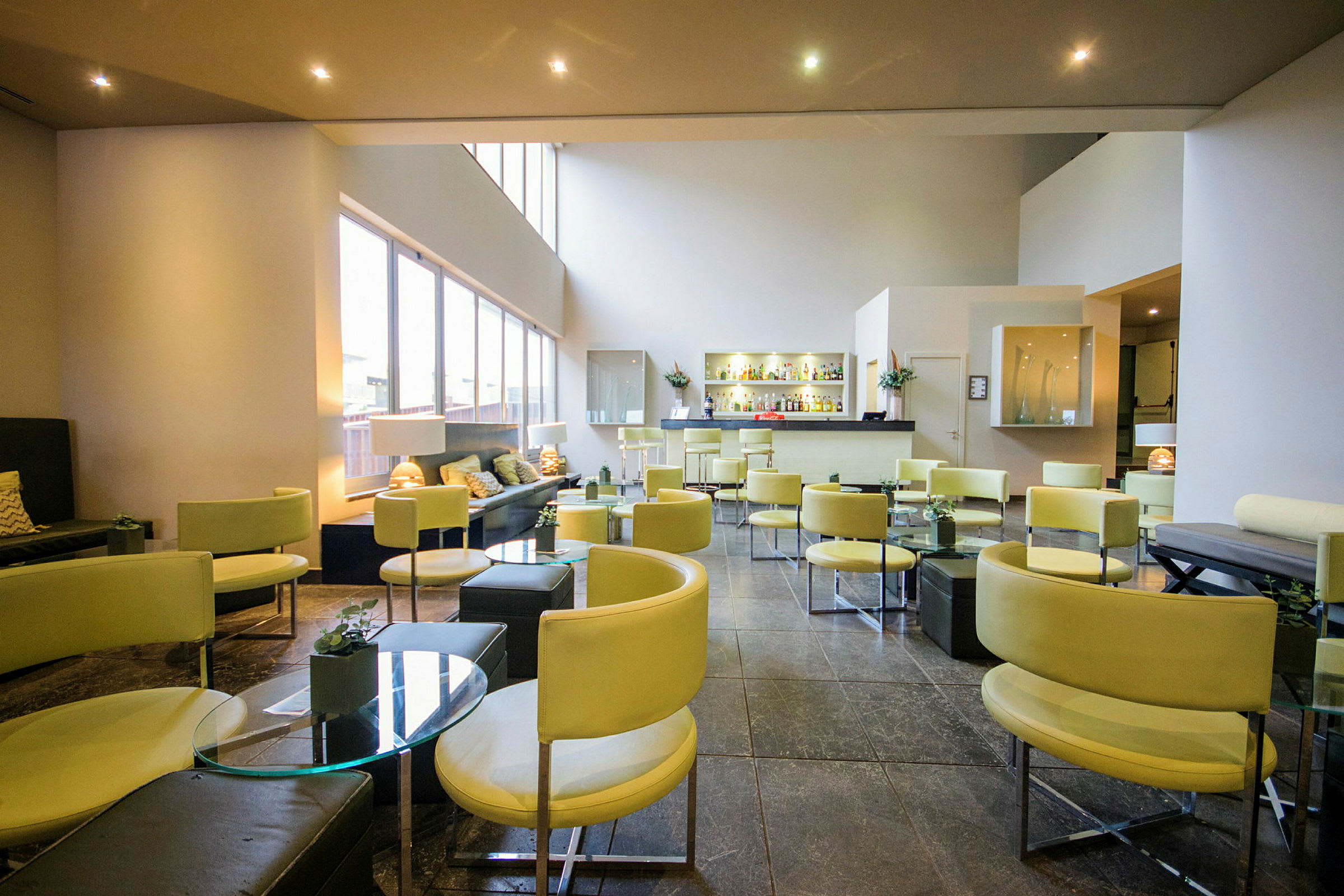 Modern lounge med ljusa möbler och bar. (AI-genererad text)