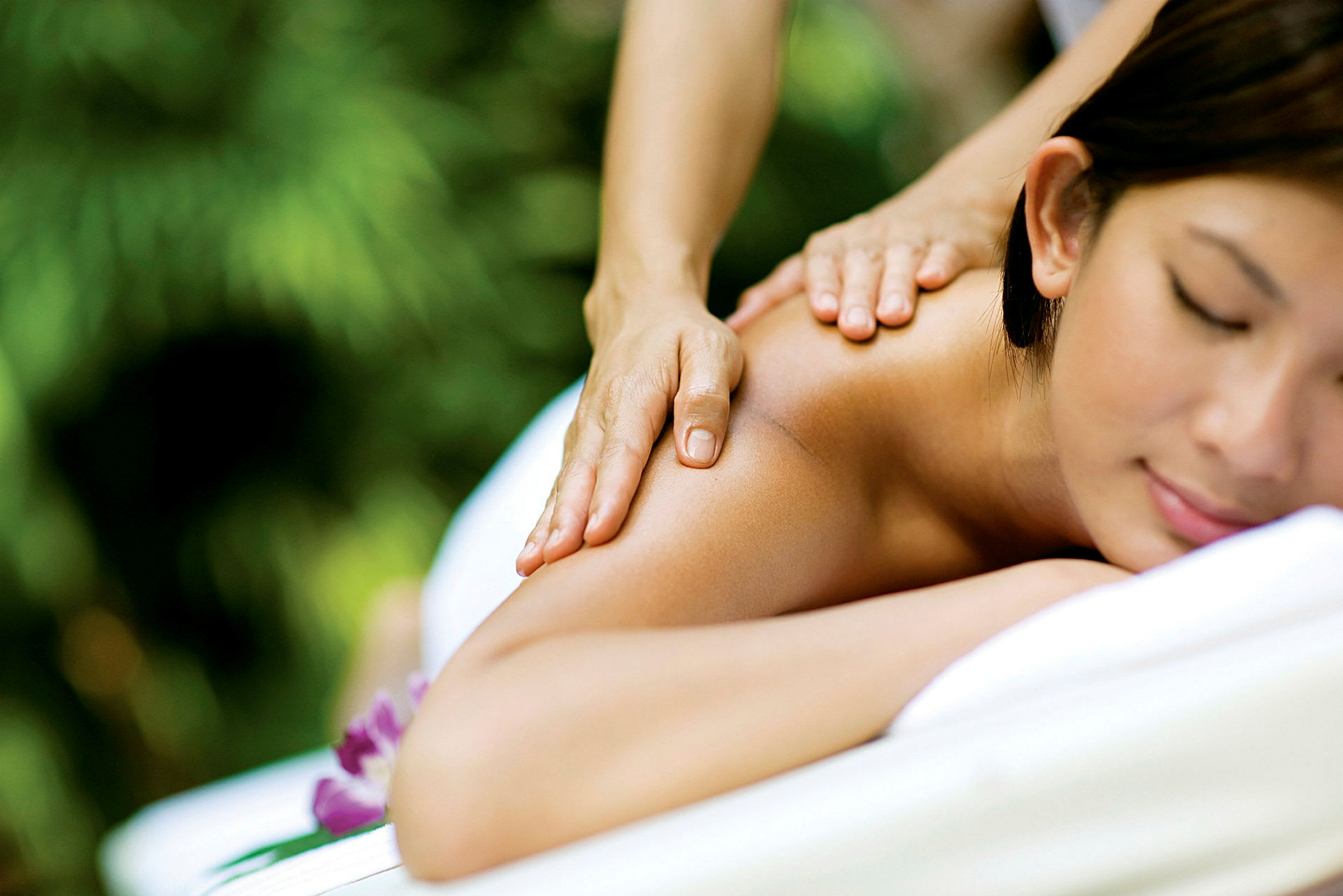 En person får massage på ryggen, i en avslappnad miljö. (AI-genererad text)