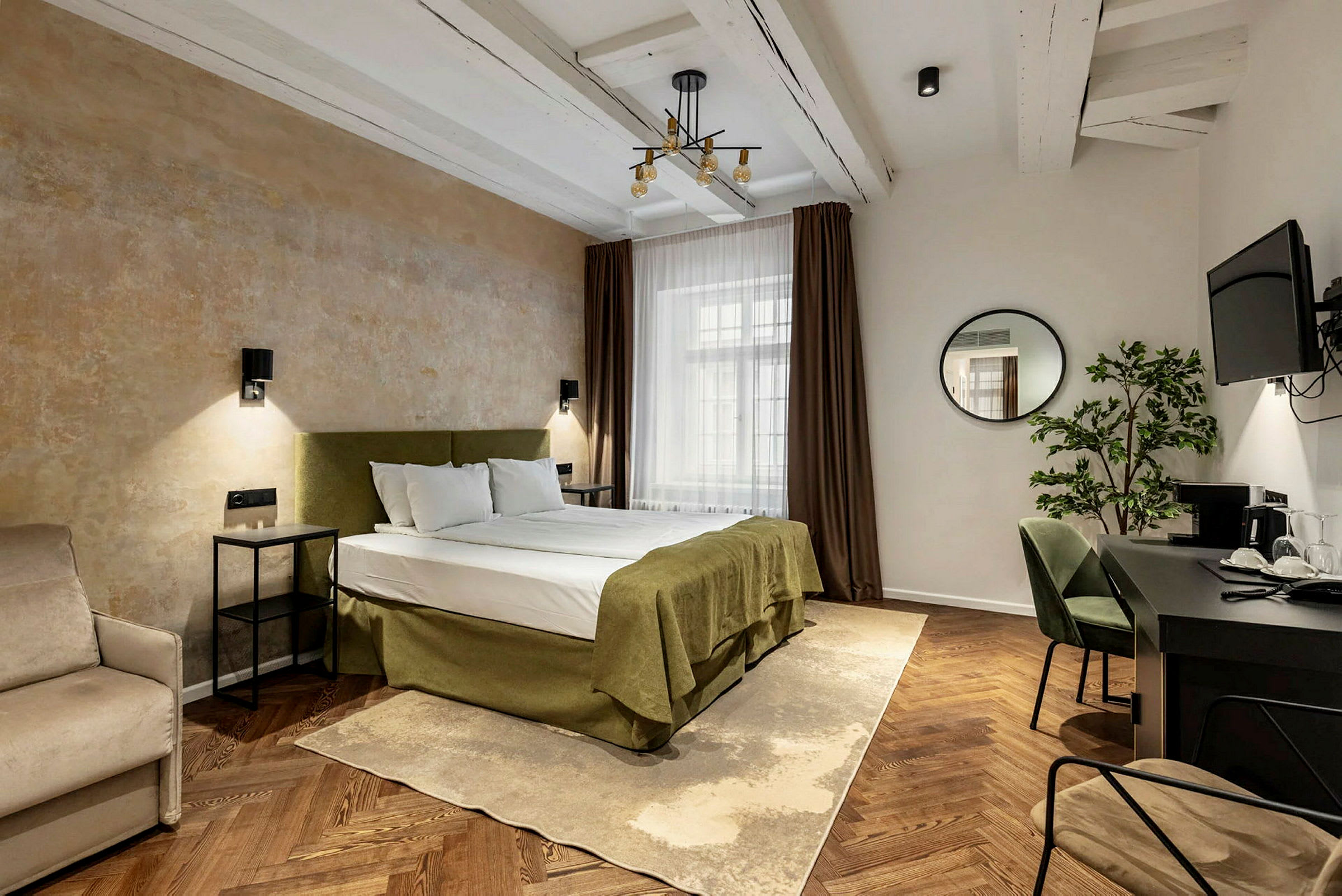 Ett hotellrum med en dubbelsäng, sängbord, en skrivbordshörna och en spegel på väggen. (AI-genererad text)