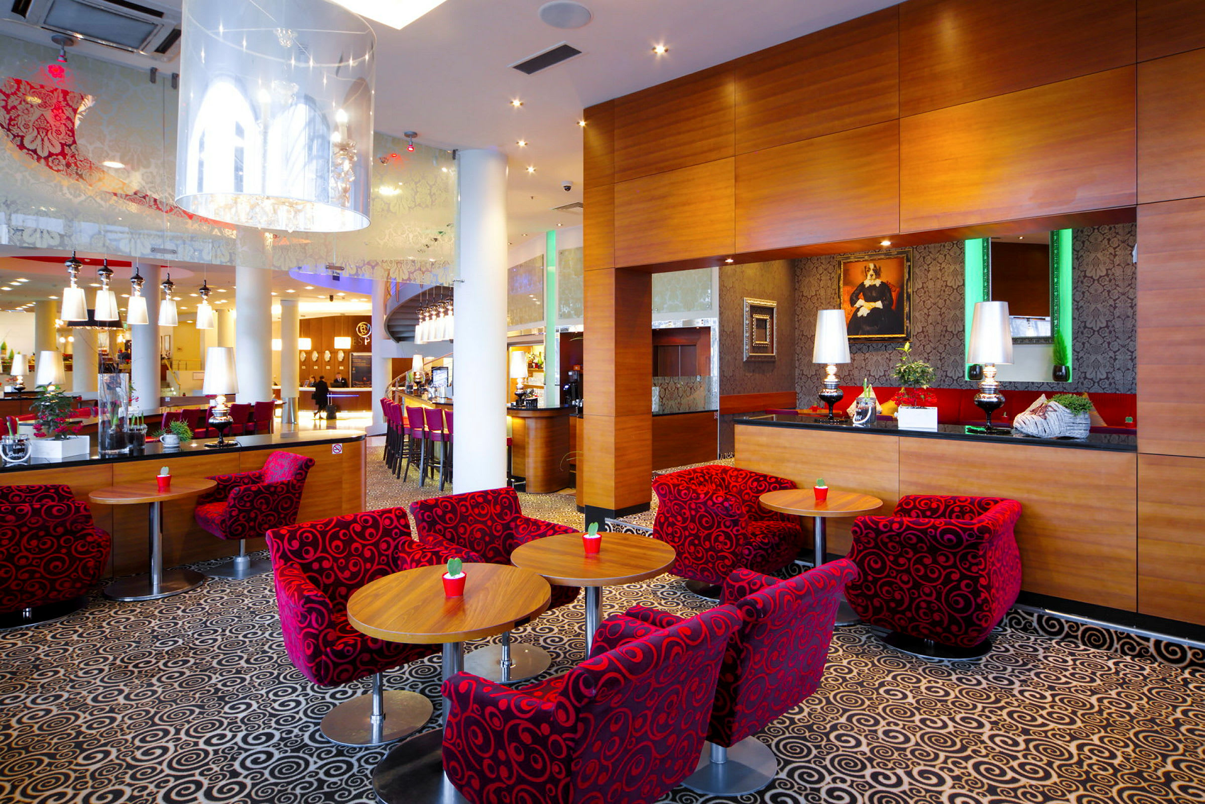 Det är en modern hotellobby med färgglada möbler och en bar. (AI-genererad text)