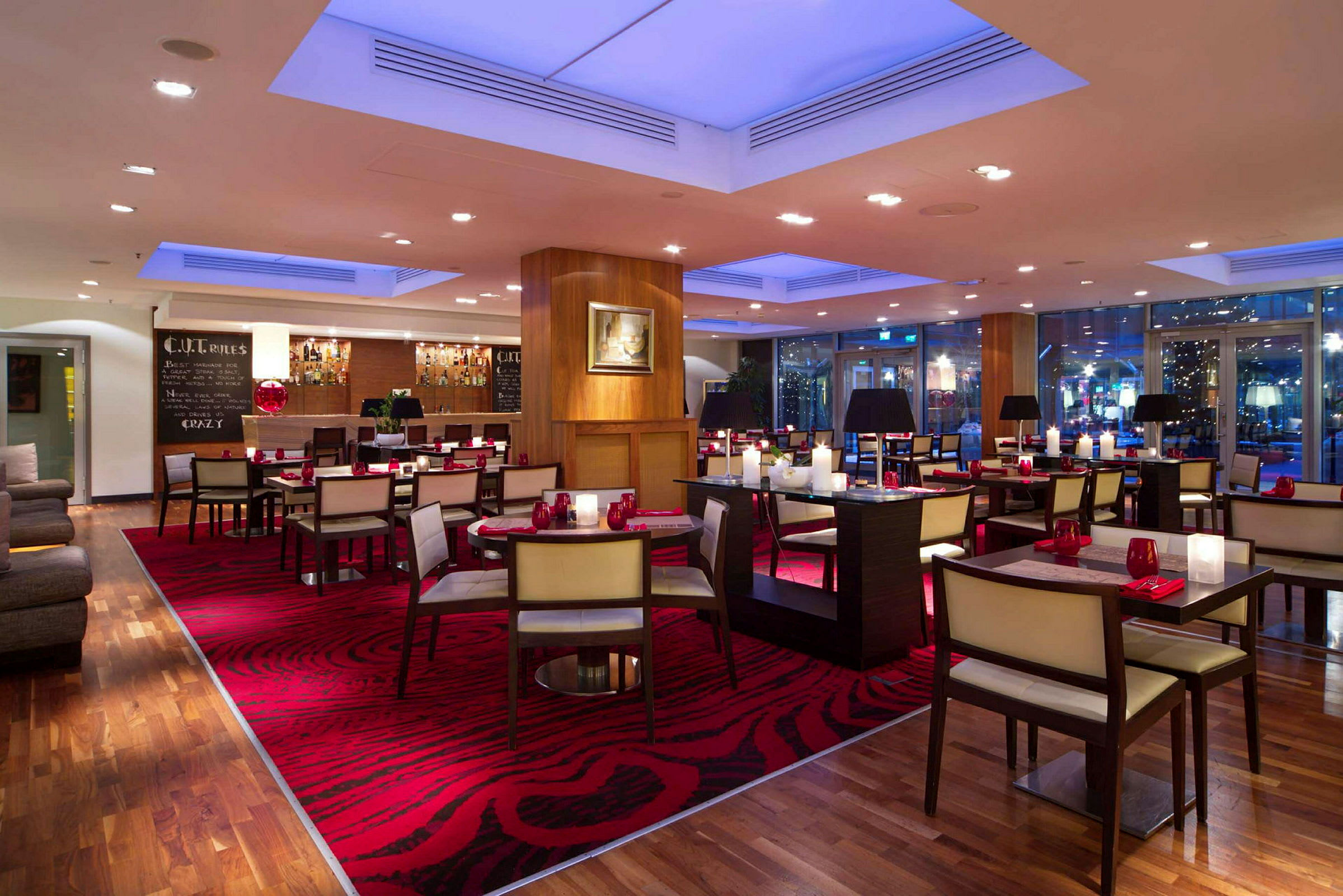 En restaurang med eleganta möbler och mysig belysning. (AI-genererad text)