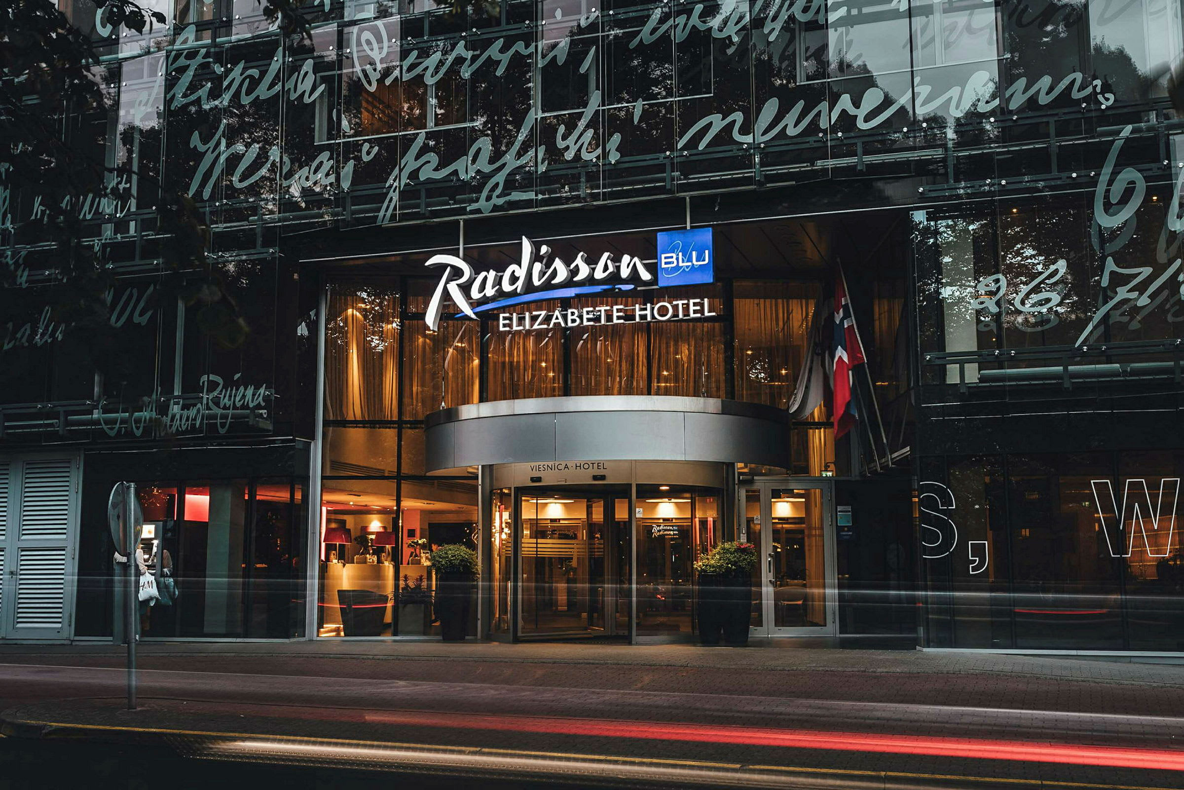 Entrén till ett hotell med skylt där det står "Radisson Blu Elizabete Hotel". (AI-genererad text)