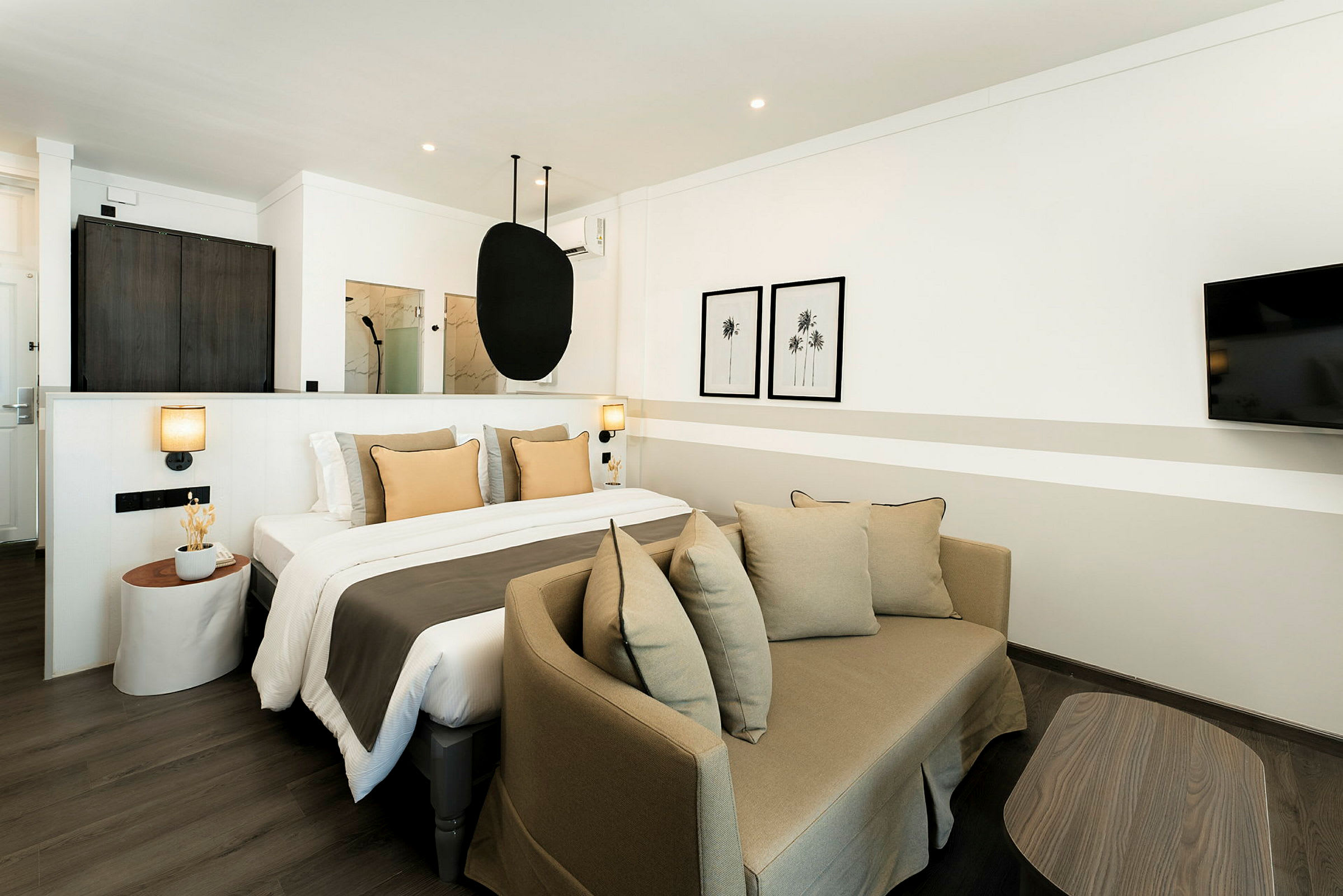 Modernt hotellrum med sovplats och sittgrupp. (AI-genererad text)