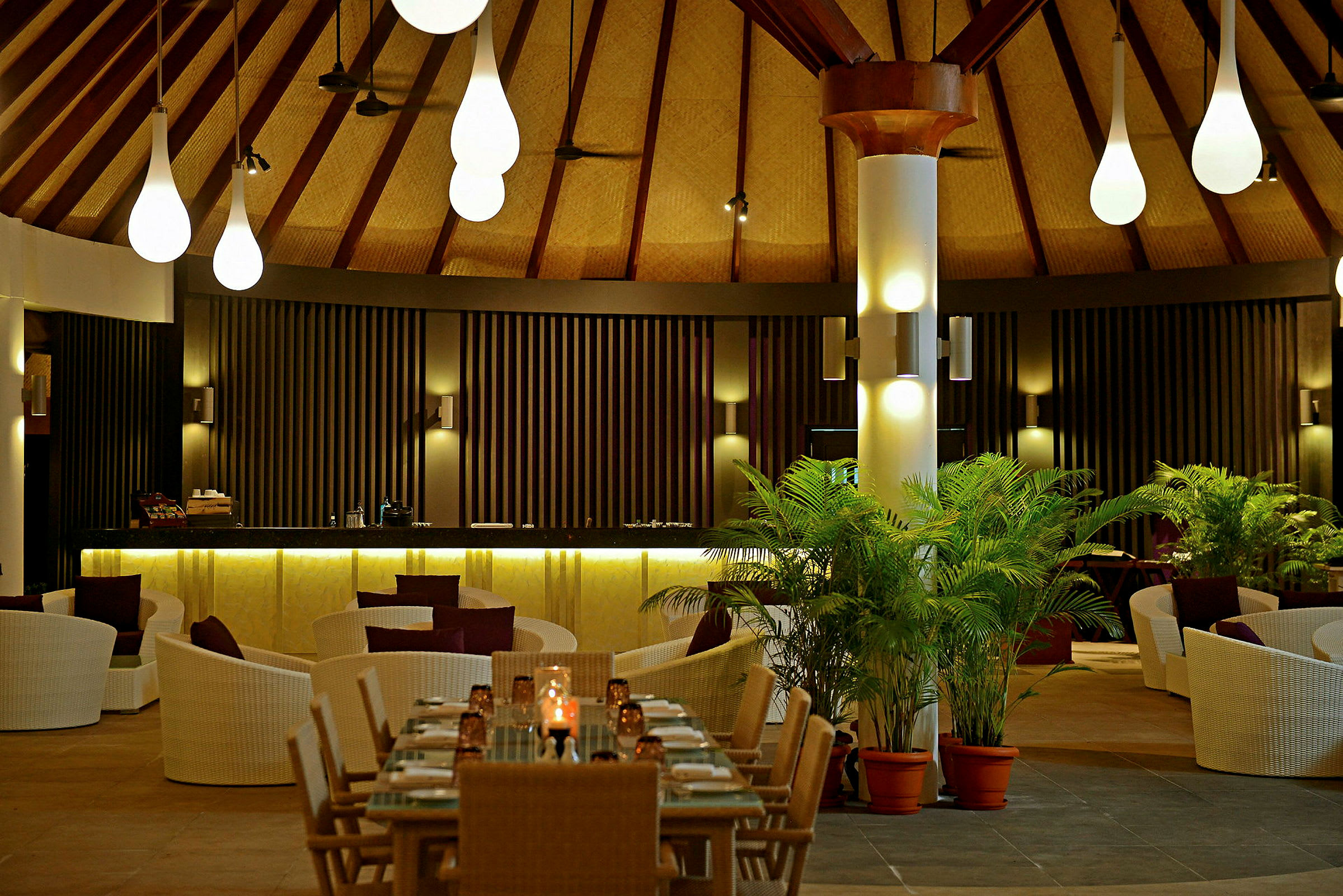 En restaurang med en modern inredning, stolar och bord samt hängande lampor. (AI-genererad text)