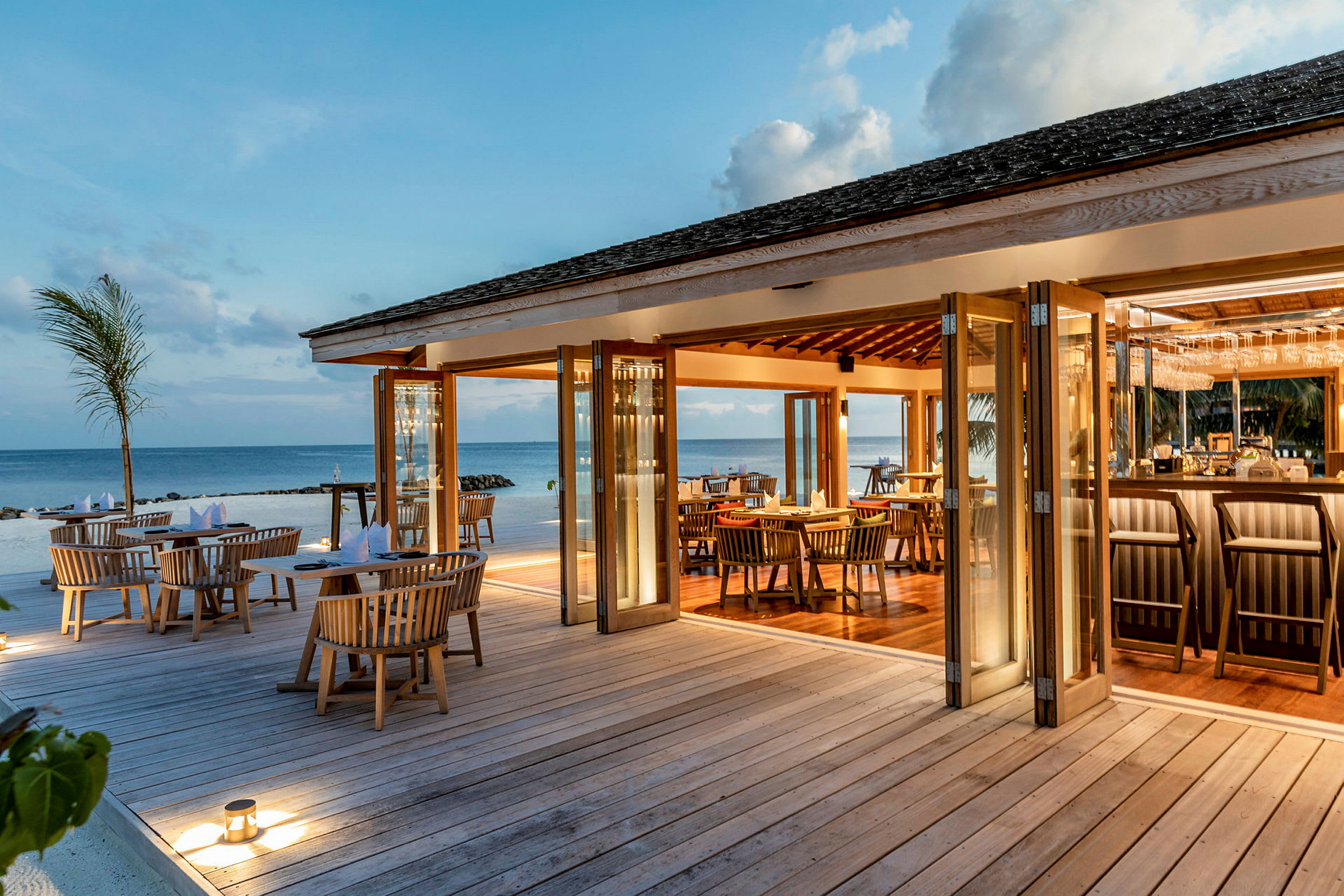 En restaurang vid stranden med utsikt över havet. (AI-genererad text)
