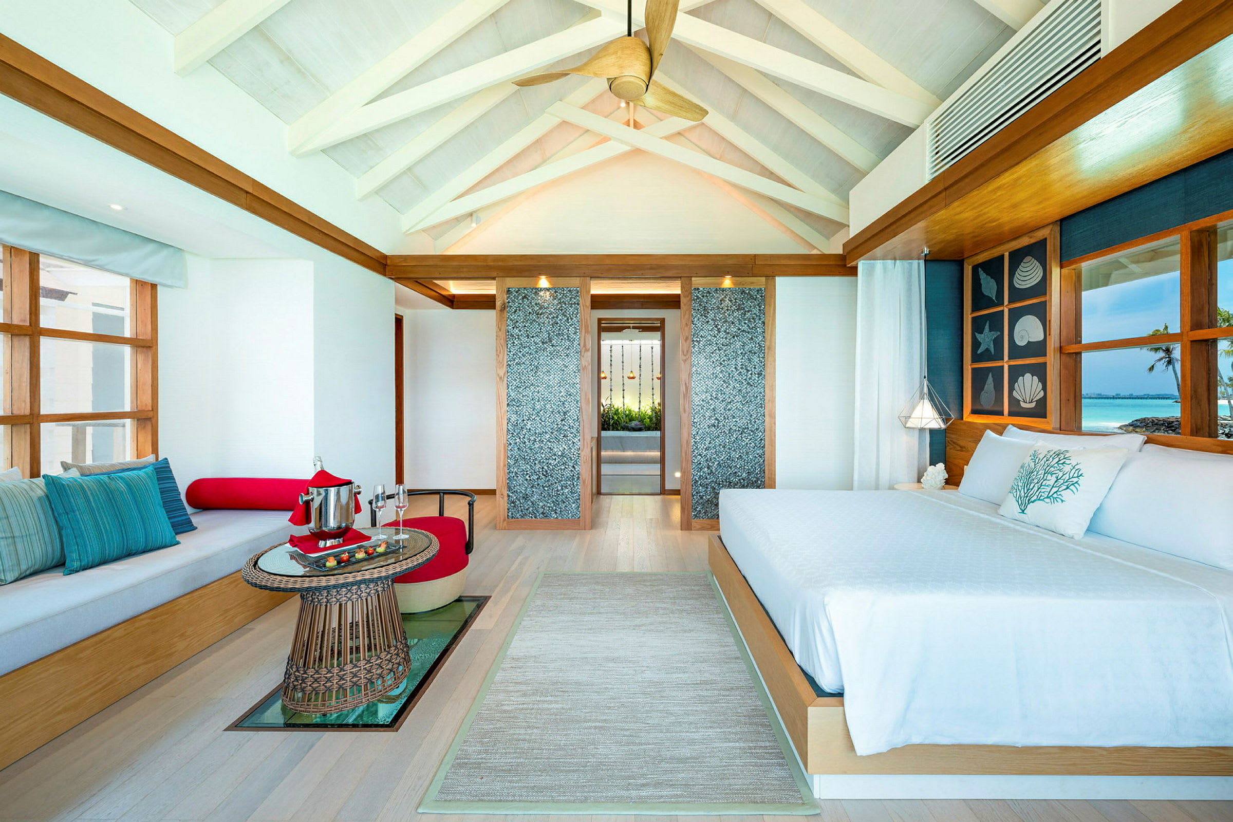 Ett rymligt hotellrum med modern inredning, säng och sittgrupp. (AI-genererad text)