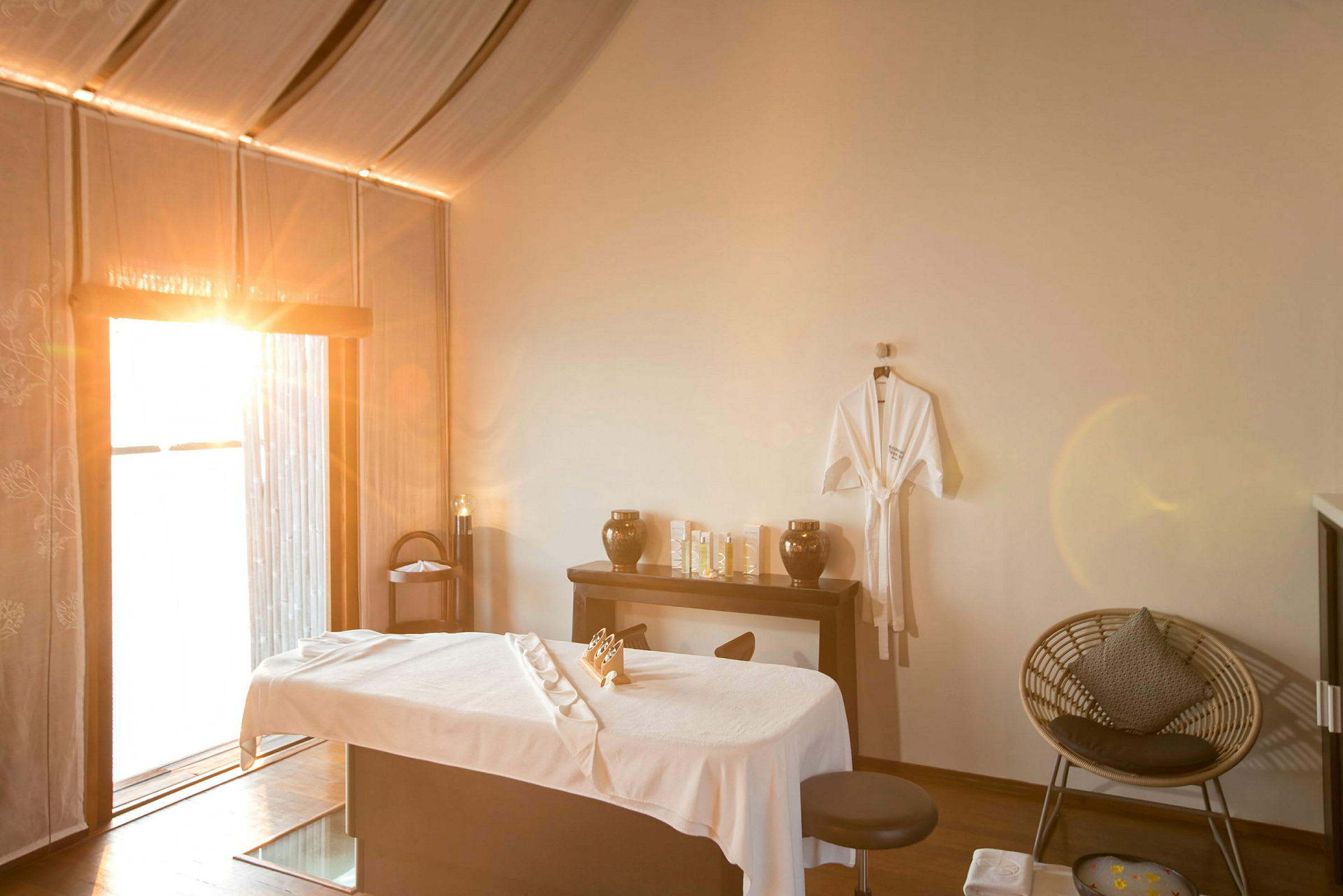 Massagebänk i ett rum med solens strålar som lyser genom fönstret. (AI-genererad text)
