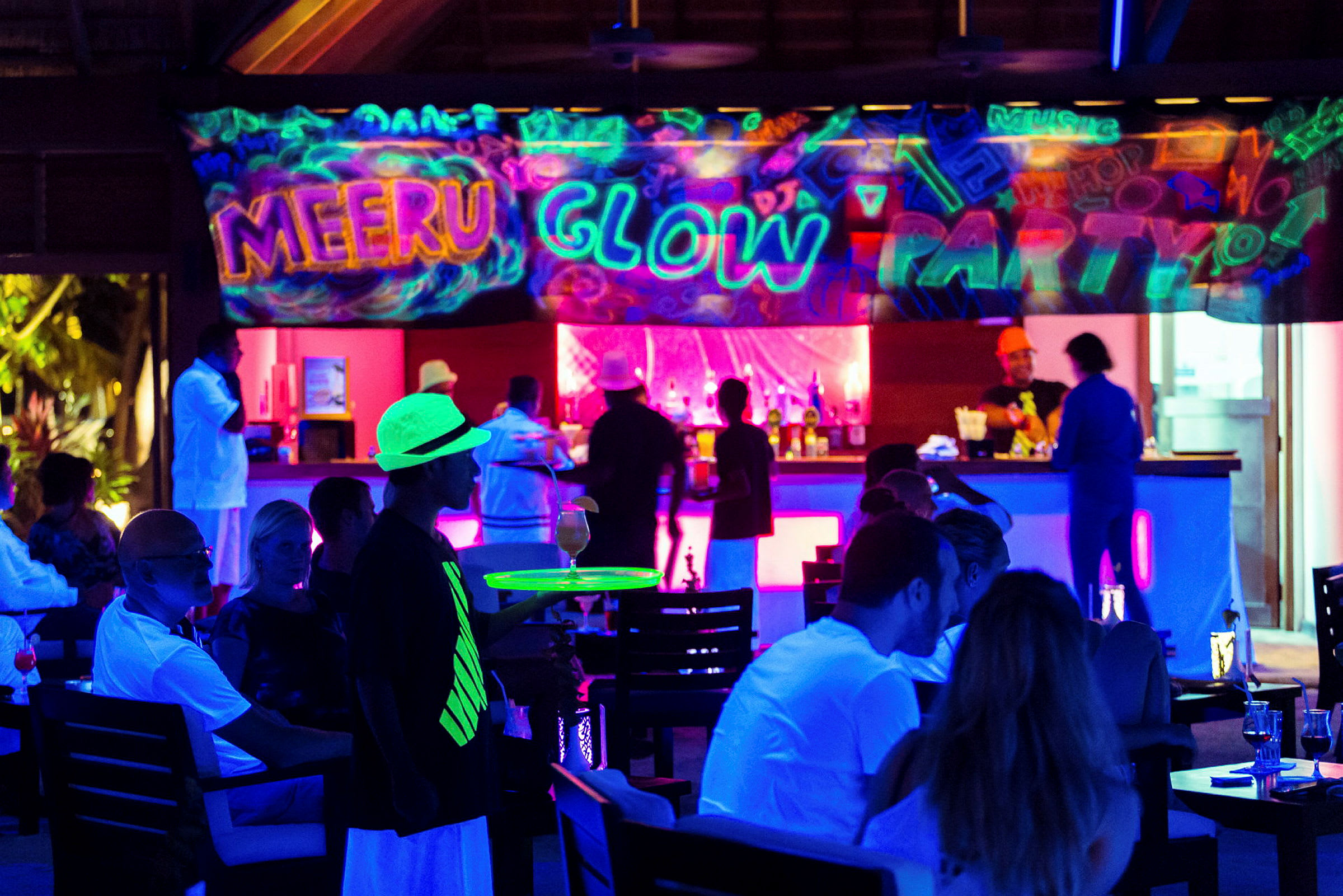 Inomhusmiljö med neonbelysning och dekorationer för en fest. (AI-genererad text)