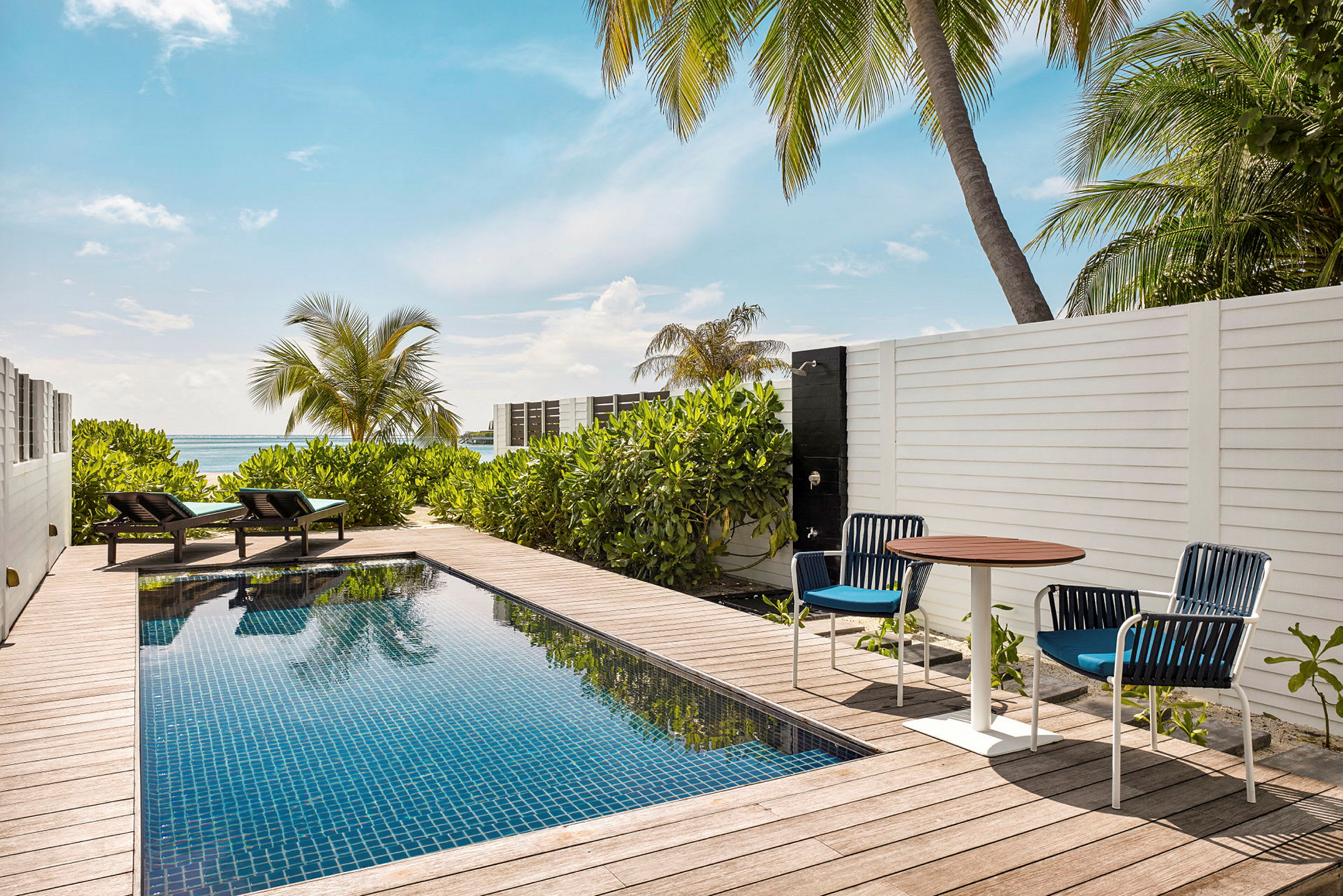 Privat pool på en terrass med solsängar och havsutsikt. (AI-genererad text)