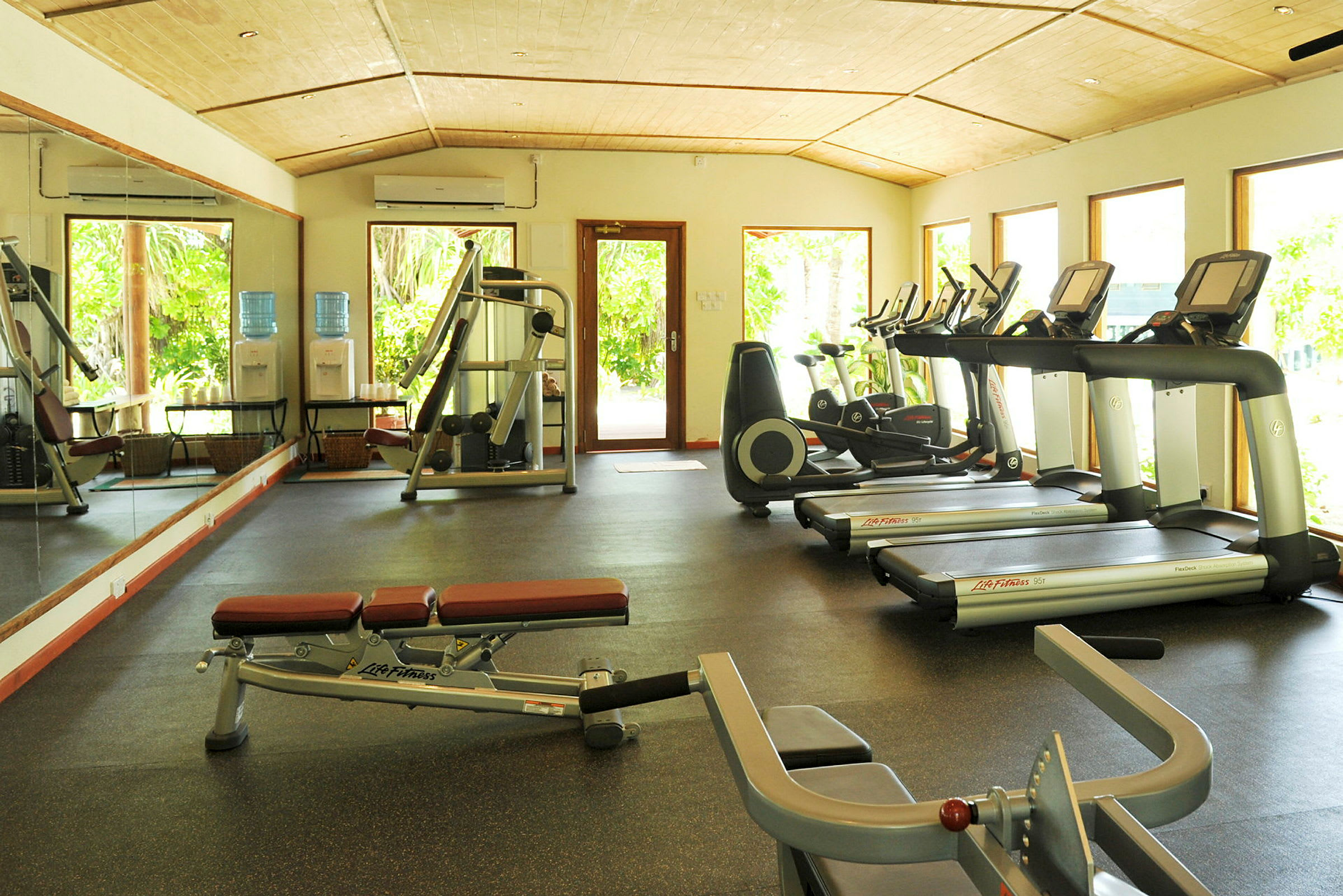 Ett gym med träningsmaskiner och löpband. (AI-genererad text)