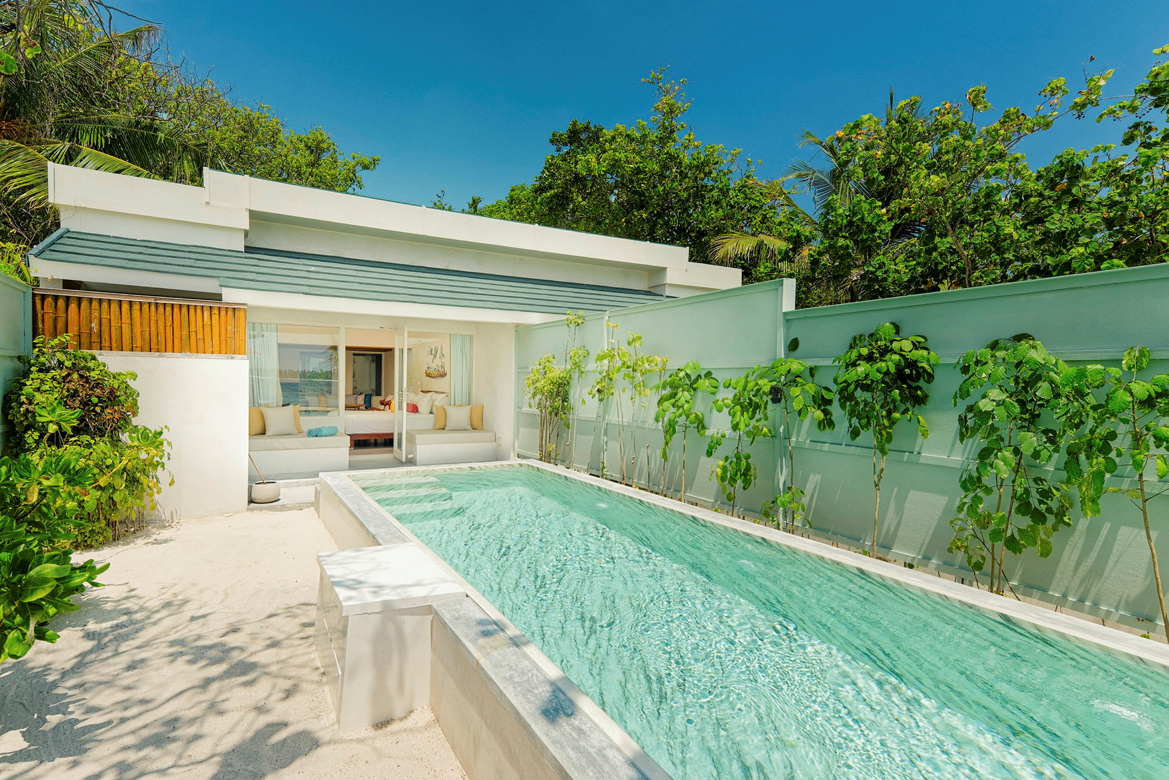 Villa med privat pool och växtligheter omkring. (AI-genererad text)