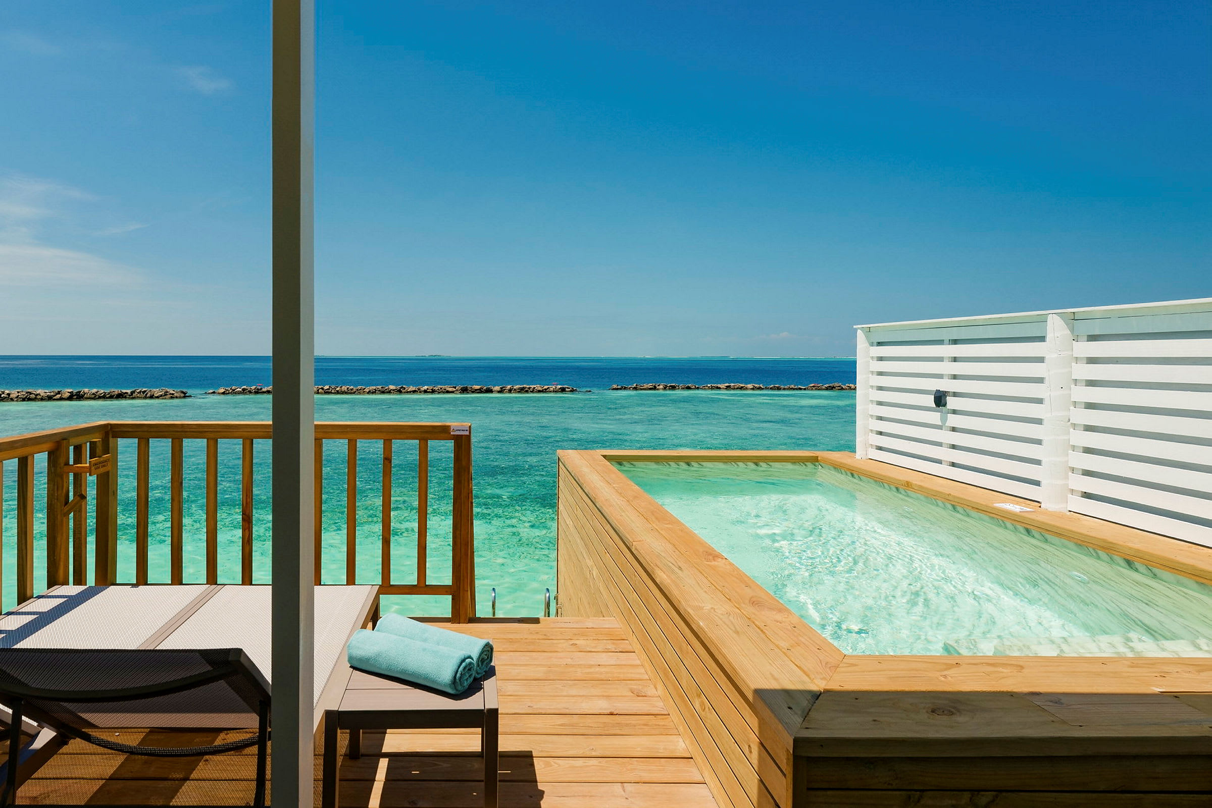 Terrass med privat pool vid havet. (AI-genererad text)