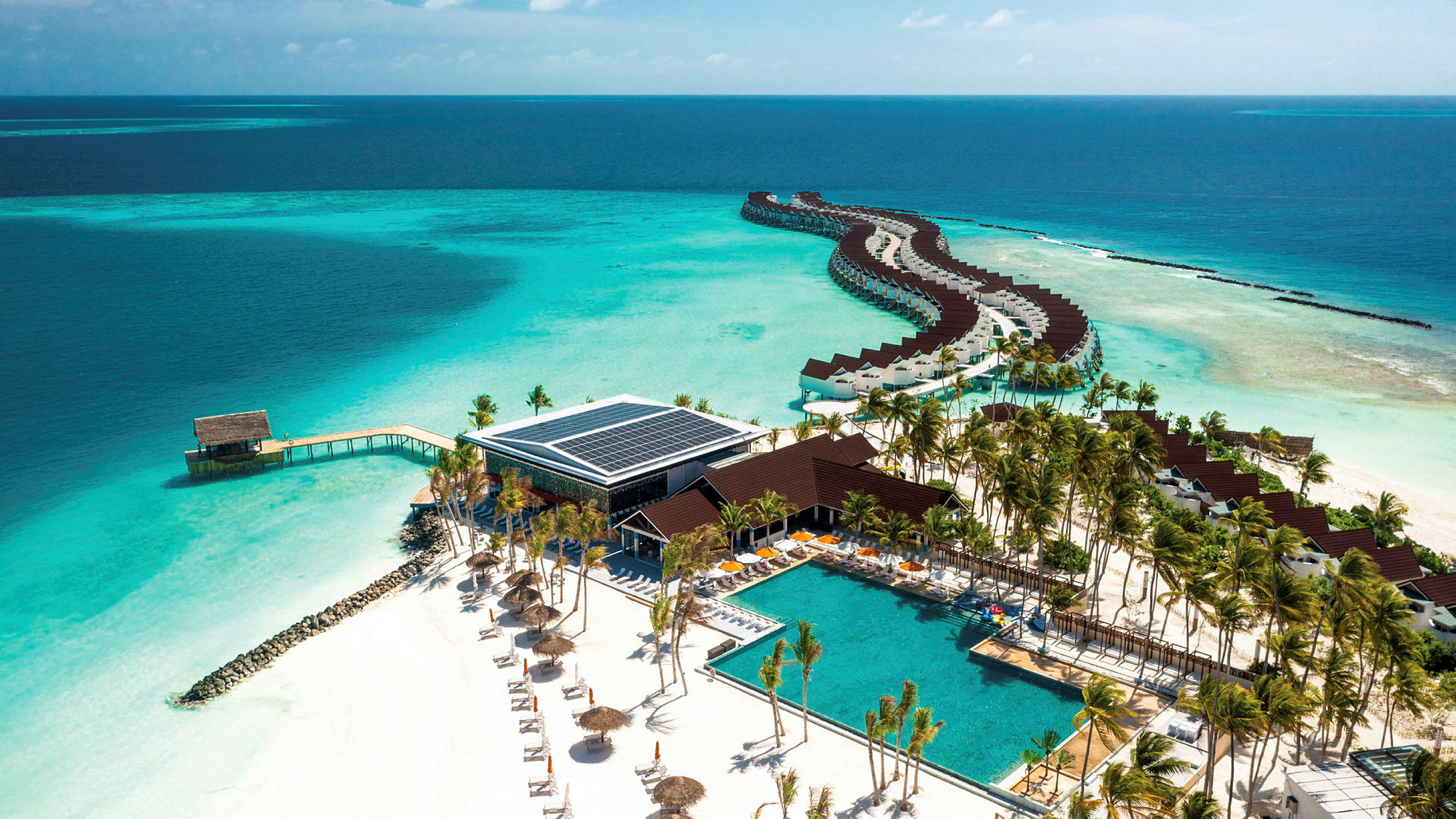 Flygbild över en exotisk resort vid en klarblå lagun. (AI-genererad text)