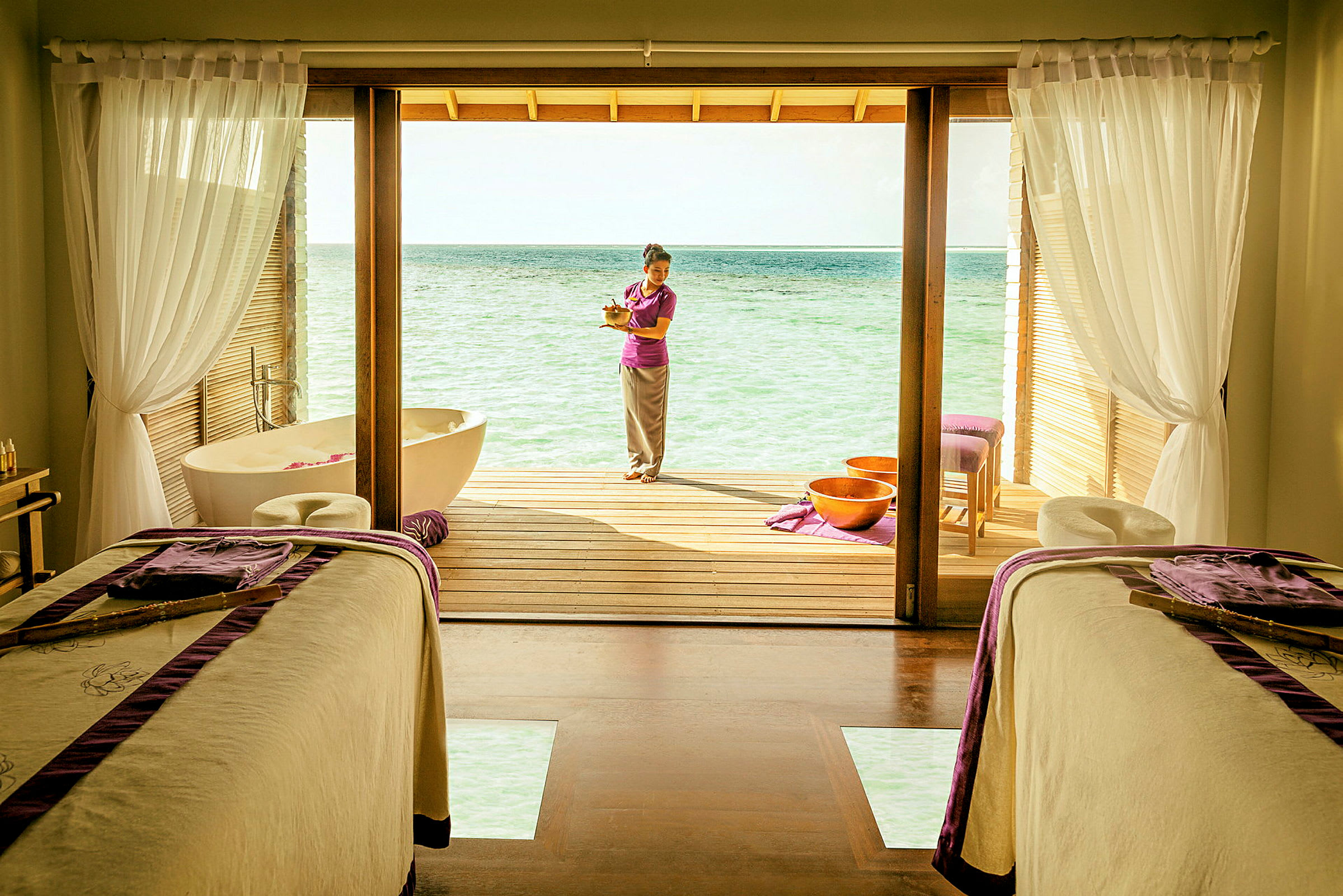 Massagebänkar med utsikt mot havet från en spa-anläggning. (AI-genererad text)