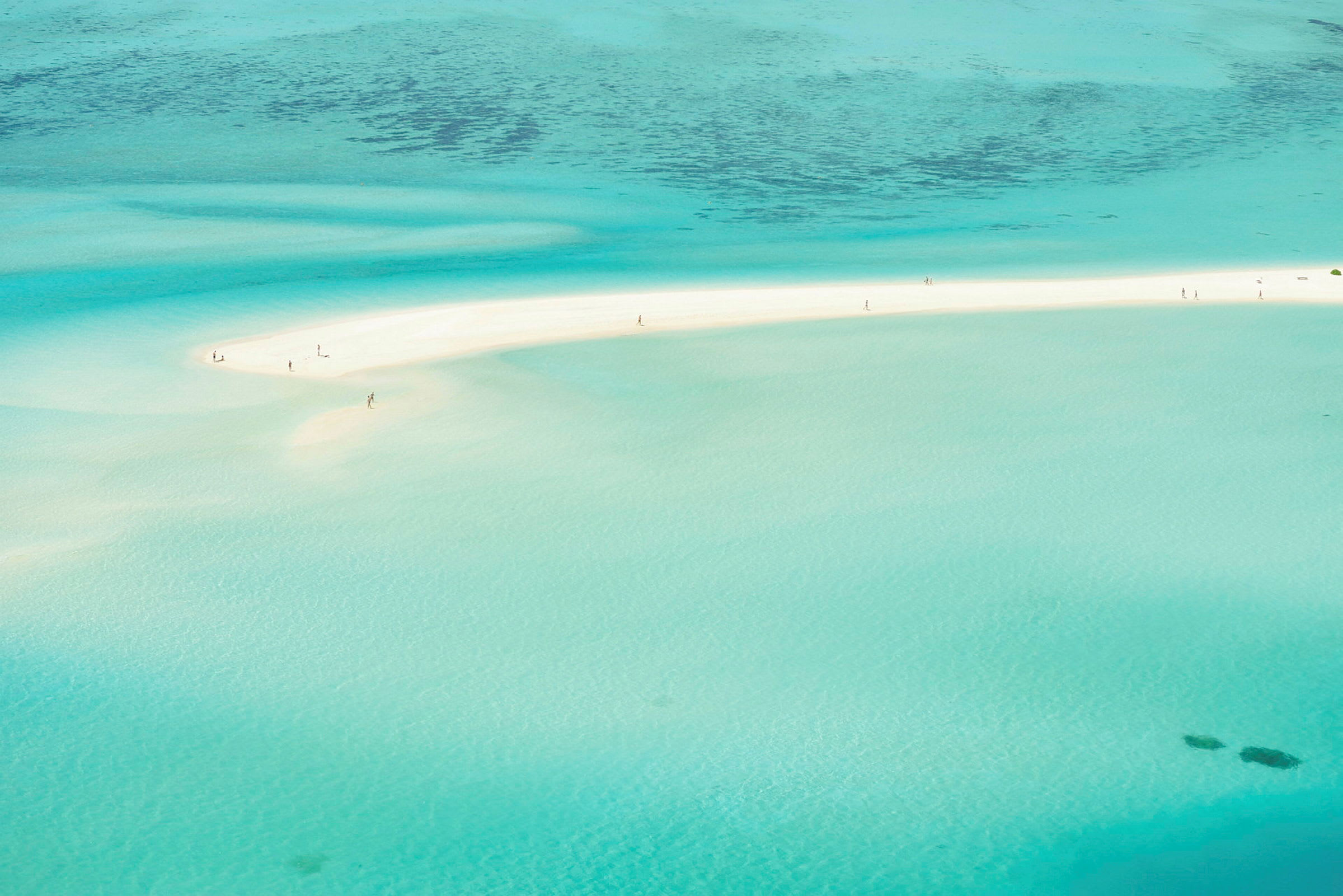 En sandbank med turkost vatten runtomkring. (AI-genererad text)