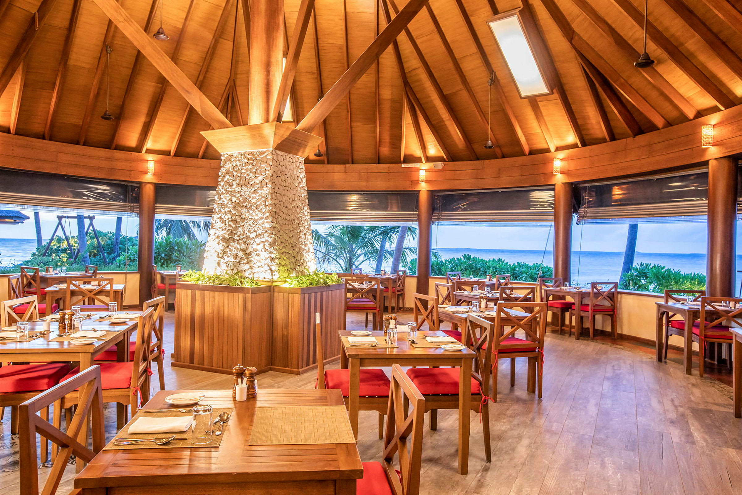Restaurang med träinteriör och utsikt mot havet. (AI-genererad text)