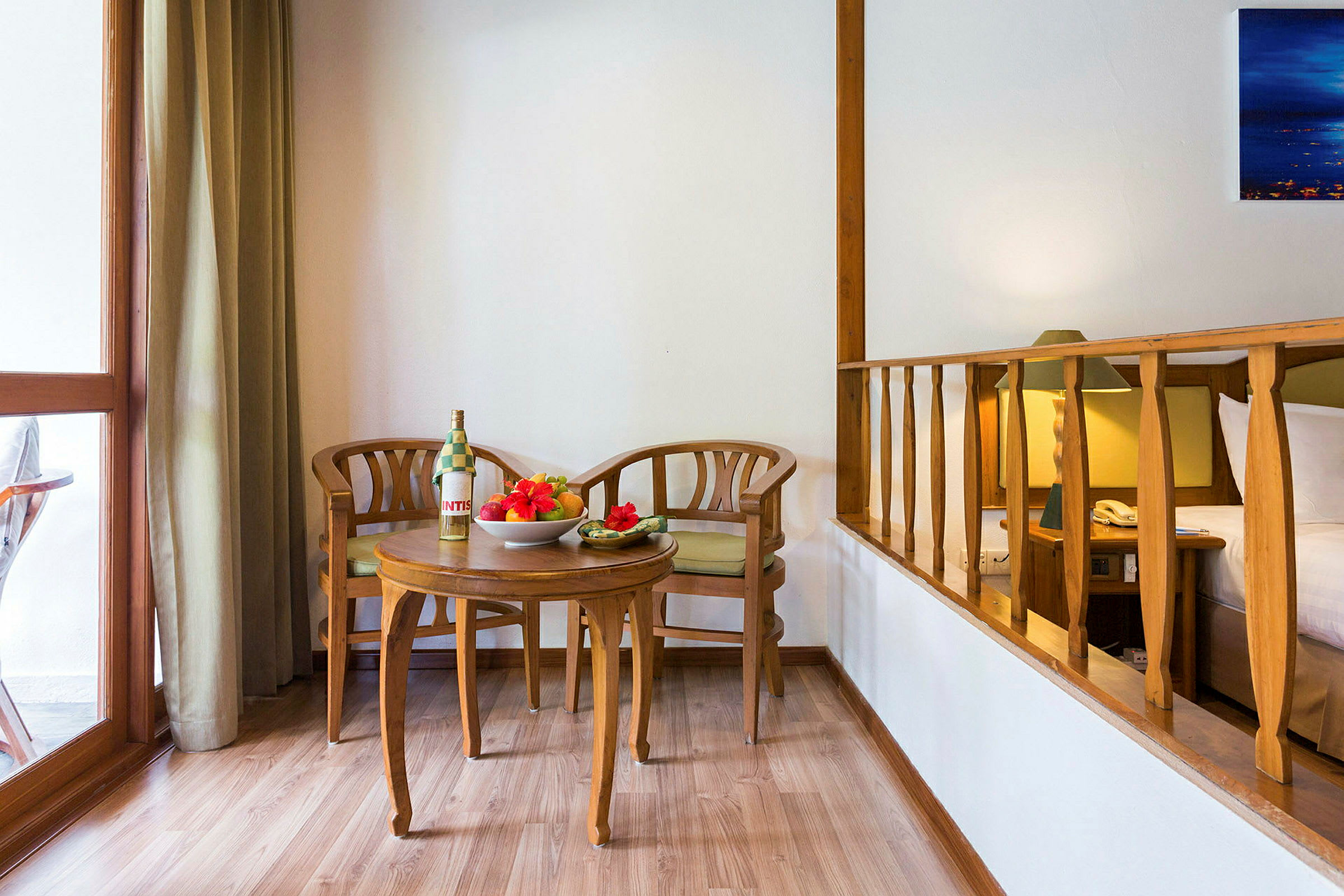 Ett hotellrum med sittgrupp och fruktskål. (AI-genererad text)