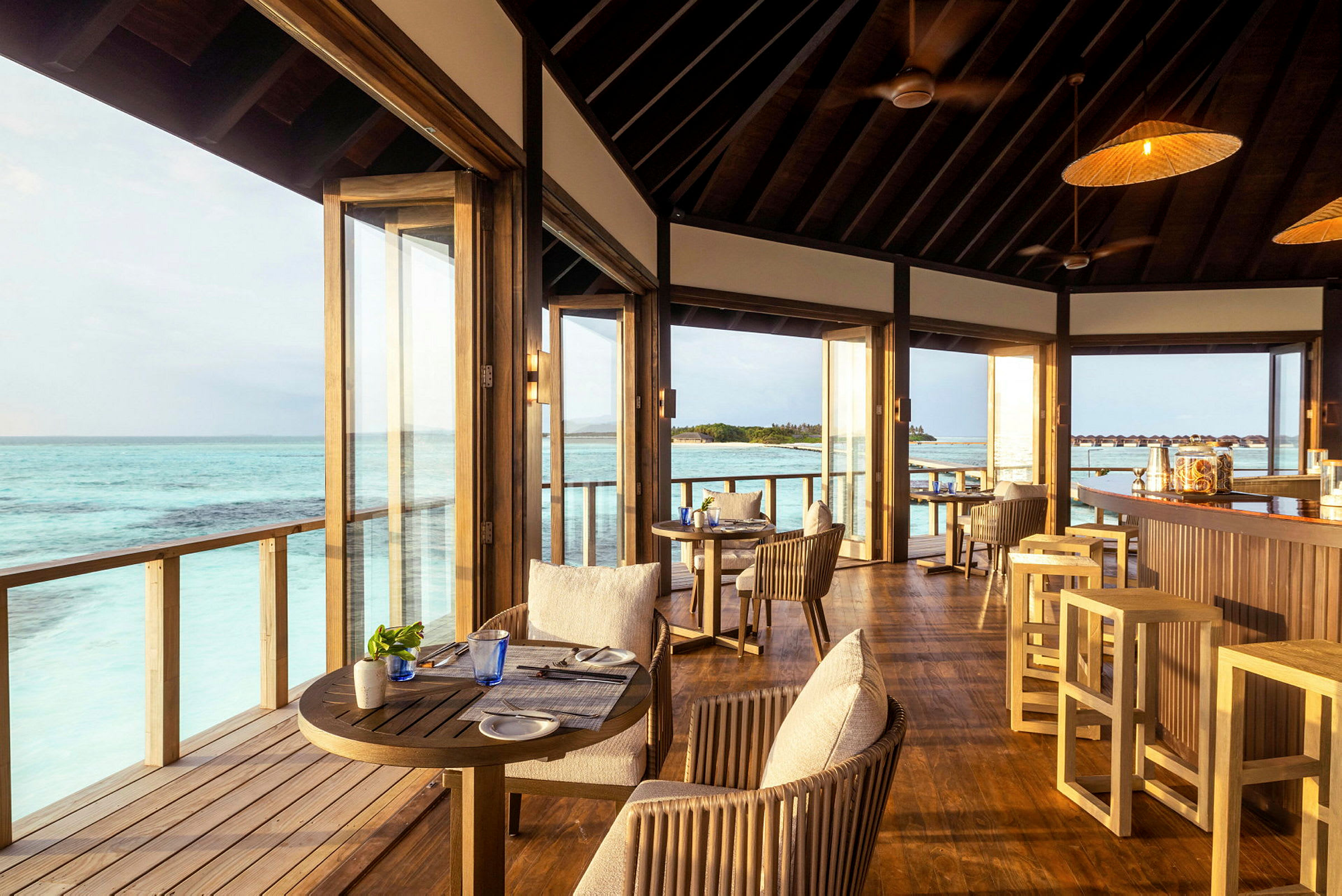 Interiör av en restaurang med utsikt över havet. (AI-genererad text)