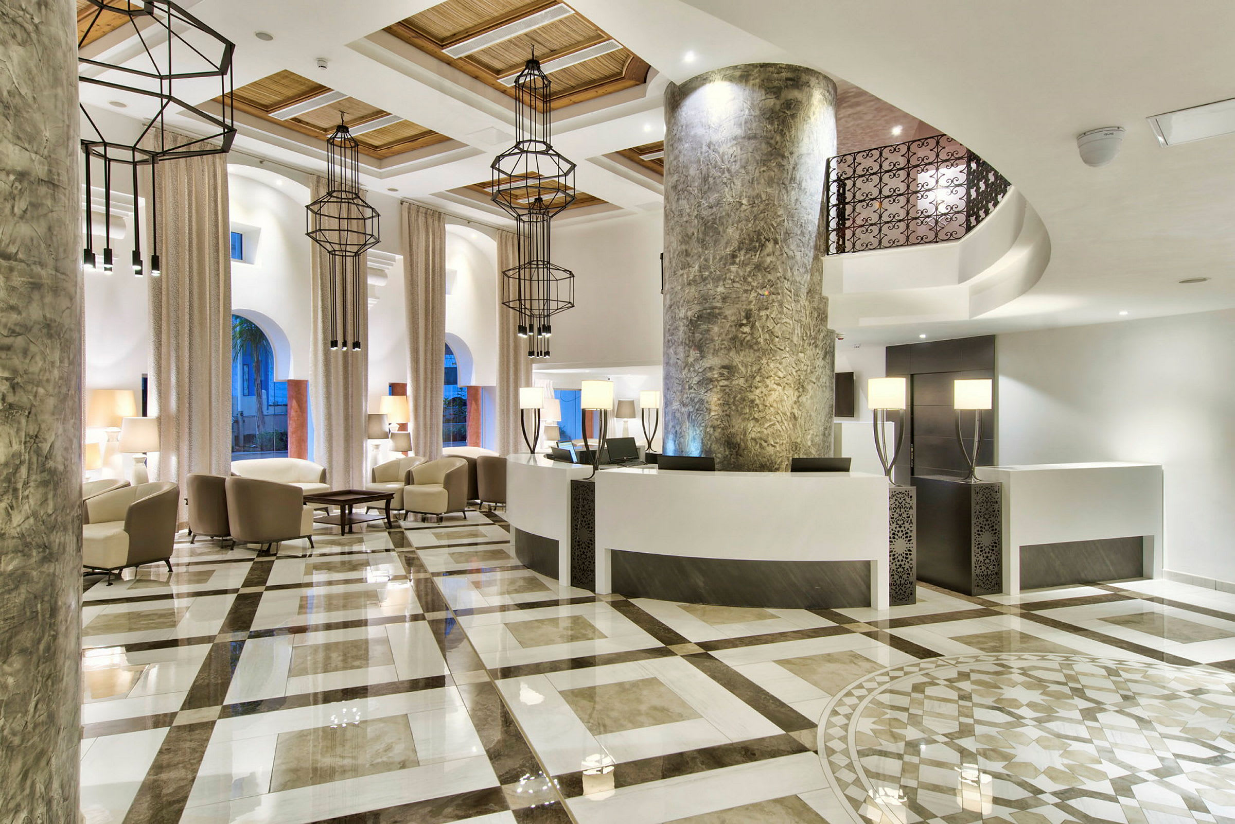 Ett elegant hotellfoajé med marmorgolv, modern inredning och bekväma sittplatser. (AI-genererad text)
