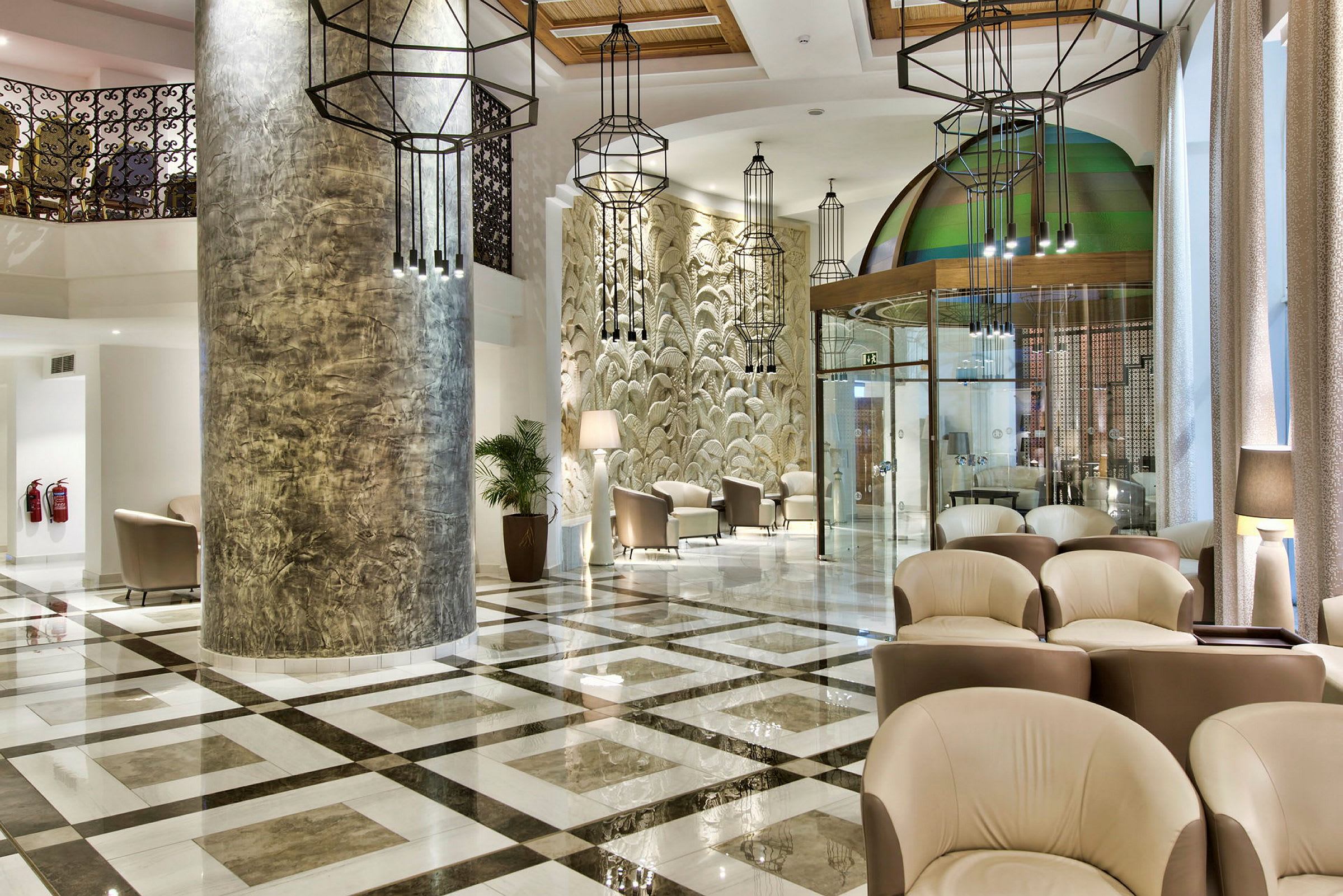 Modern hotellobby med sittplatser och dekorativa ljuskronor. (AI-genererad text)