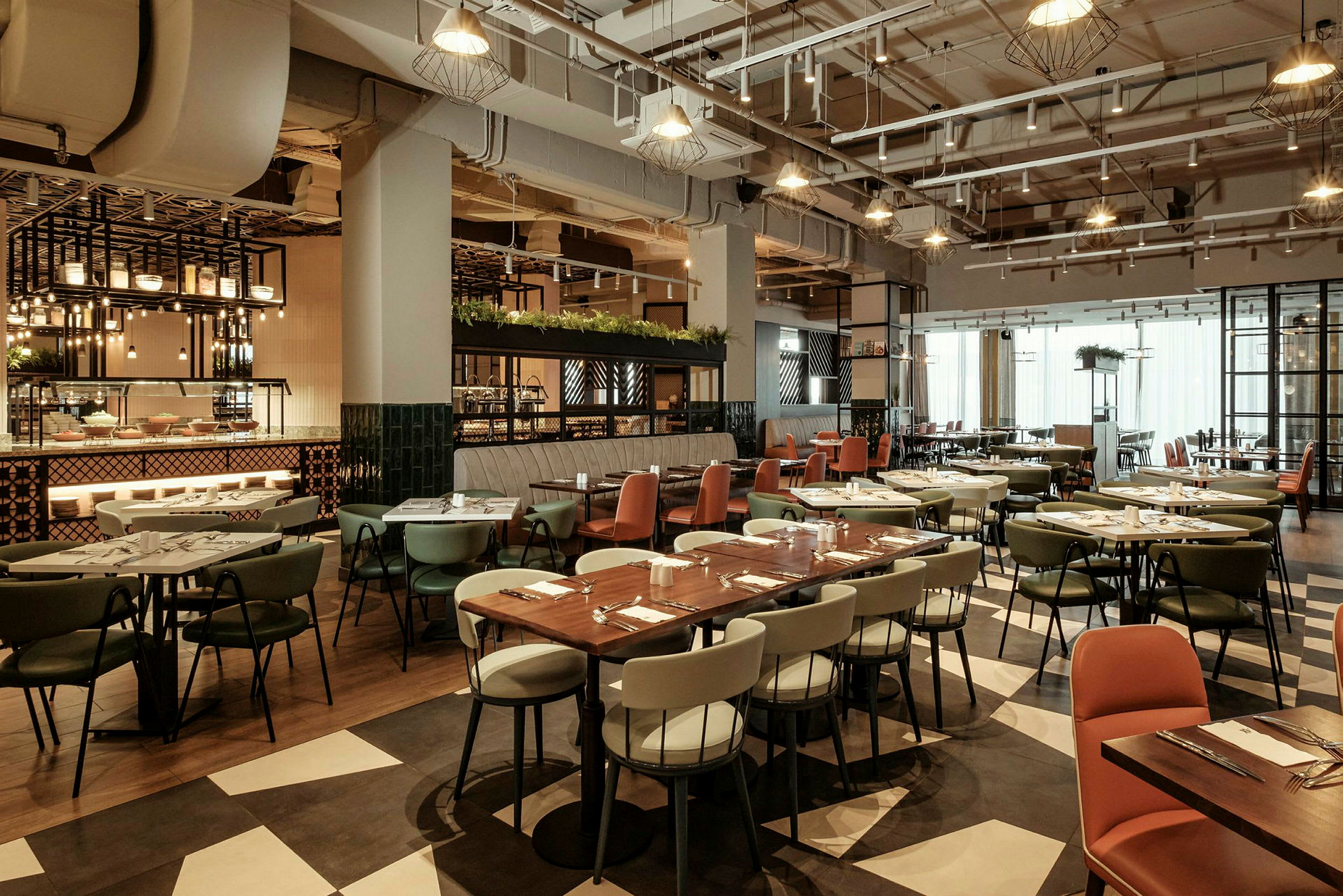 En modern restaurang med rustika bord, bekväma stolar och upplyst miljö. (AI-genererad text)