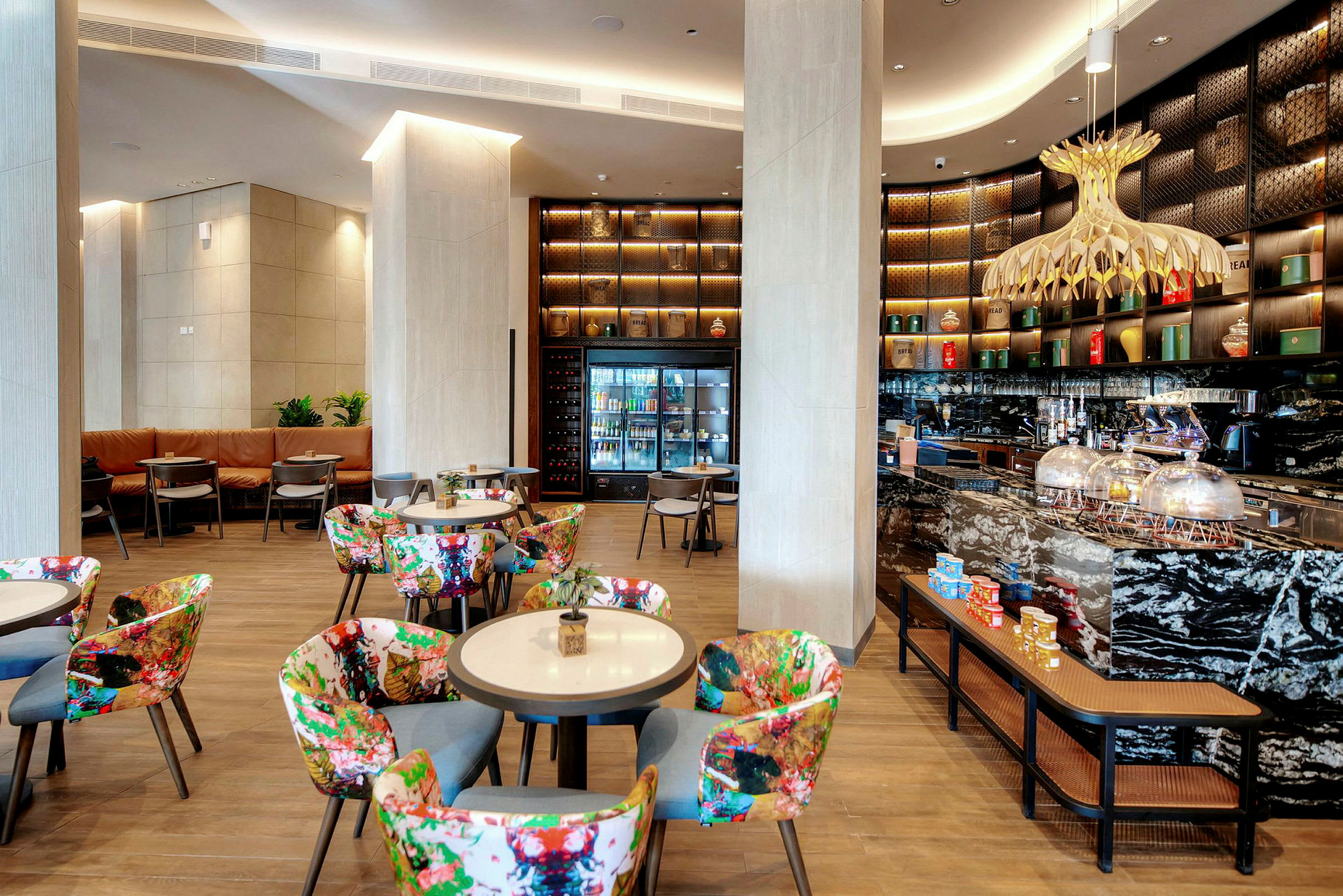 Interiör av en elegant café eller restaurang med färgglada stolar och smakfull inredning. (AI-genererad text)