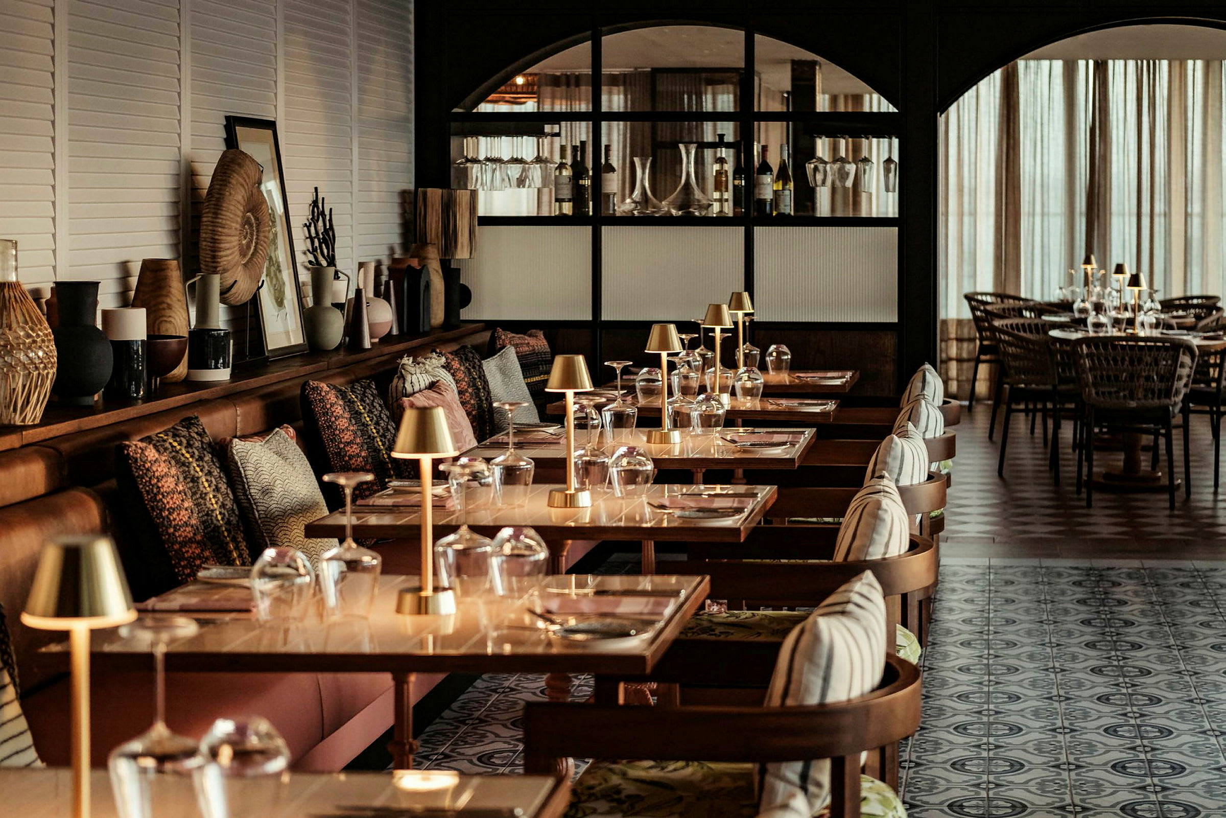 En elegant restaurang med dukade bord och dekorativa detaljer. (AI-genererad text)