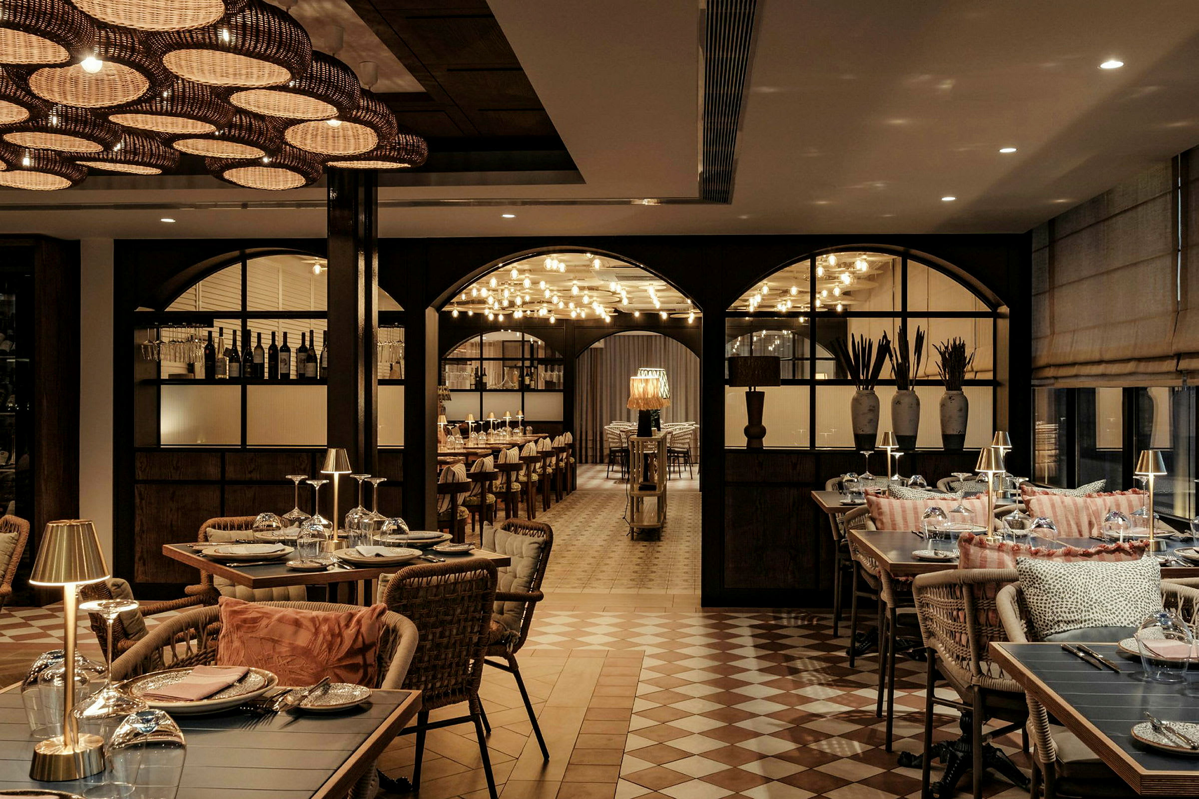 En elegant restaurang med dukade bord, dekorativa lampor och en atmosfär av lyxig inredning. (AI-genererad text)