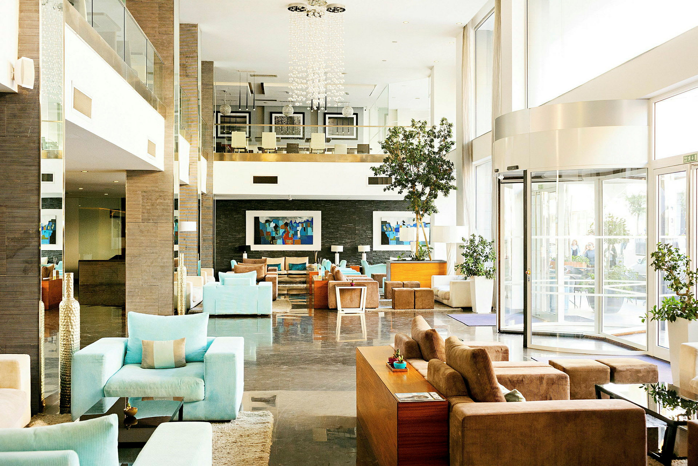 En ljus och modern hotellobby med bekväma sittmöbler och dekorativa element. (AI-genererad text)