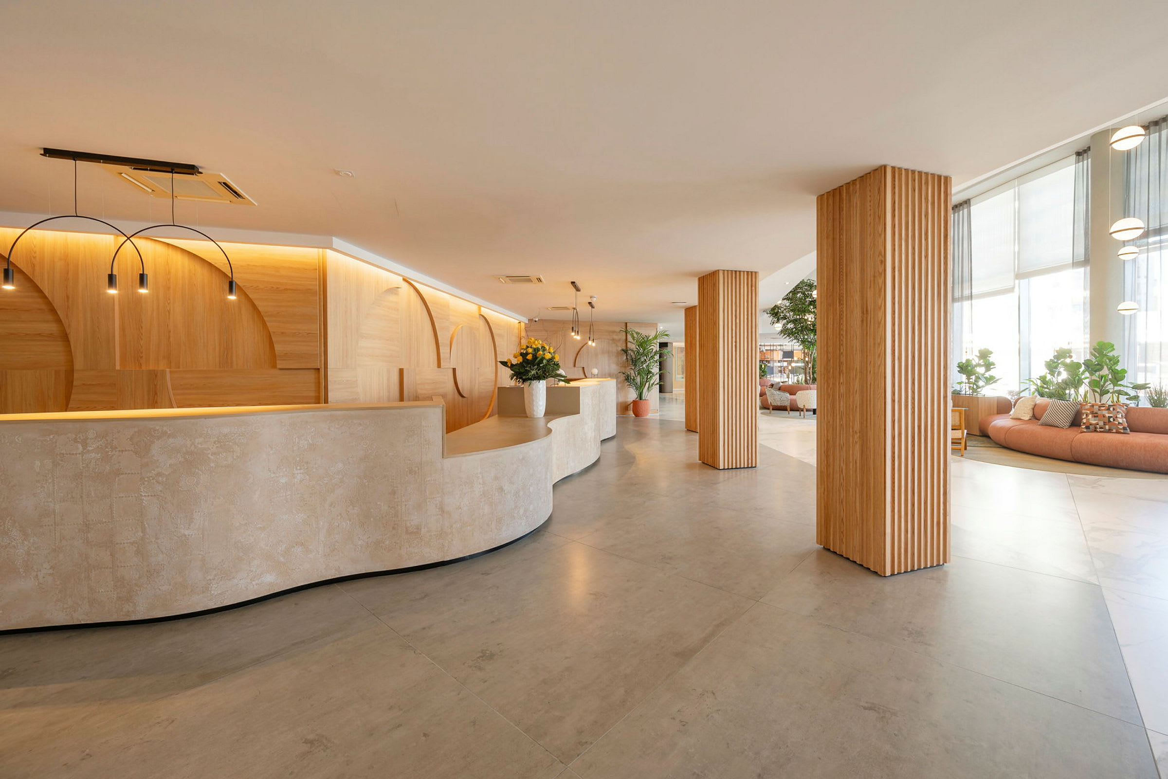 Reception med en modern design, inkluderar trädetaljer och växter. (AI-genererad text)
