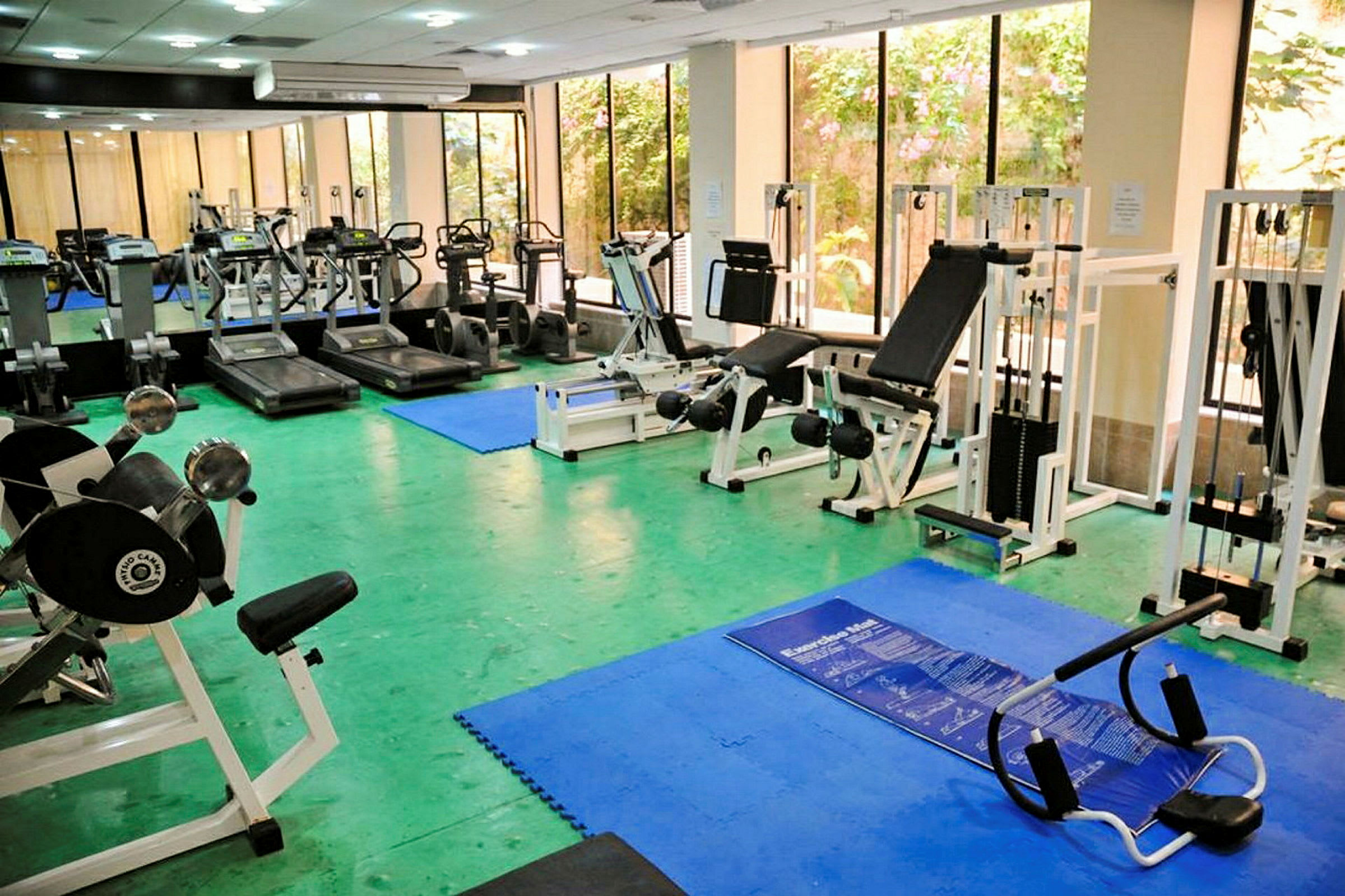 Ett gym med träningsutrustning, inklusive löpband, motionscyklar och styrketräningsmaskiner. (AI-genererad text)