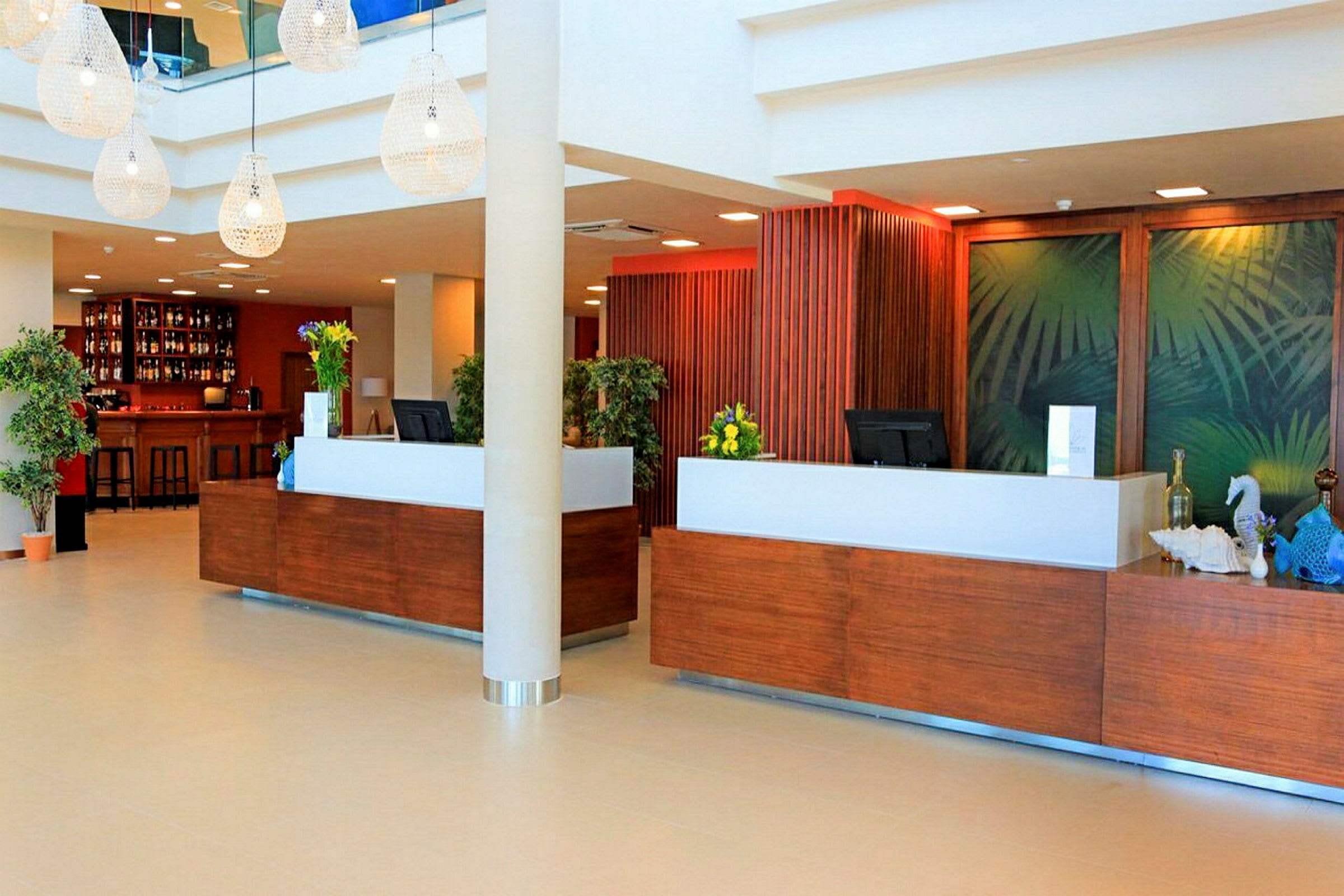 Hotellobby med receptionsdisk och bakgrundsdekor. (AI-genererad text)