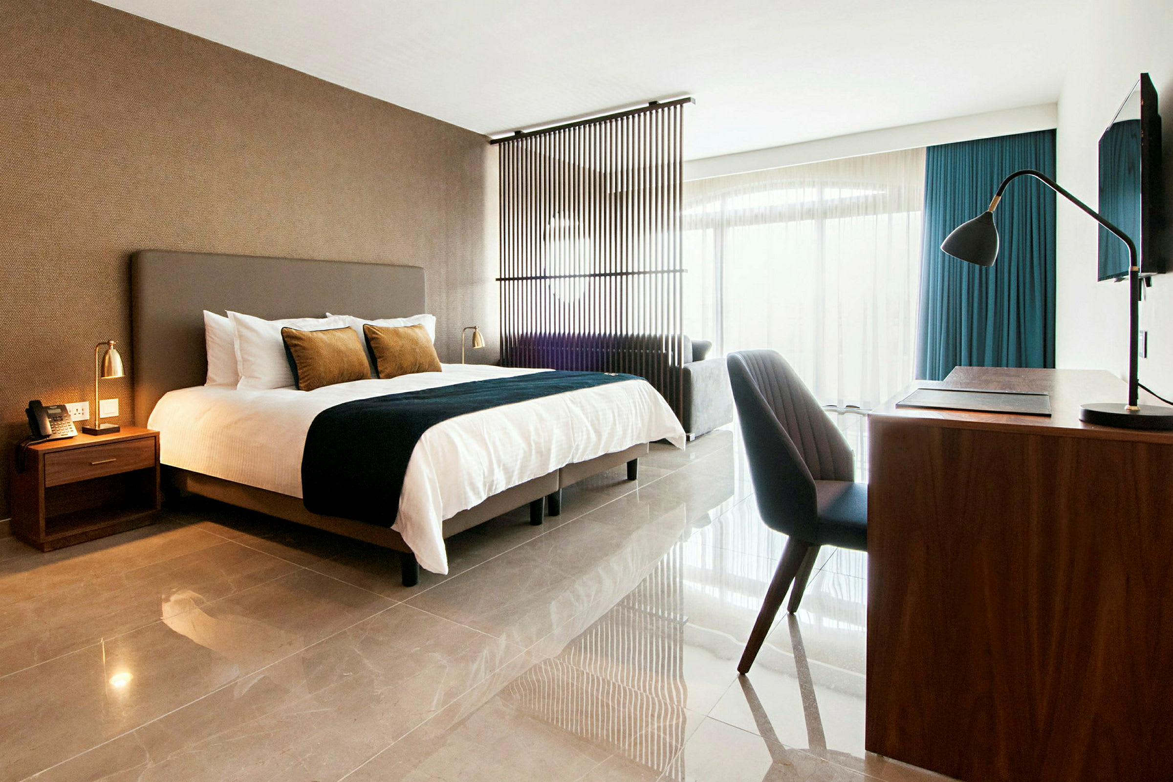 Ett hotellrum med en stor säng, en arbetsplats med skrivbord och en modern inredning. (AI-genererad text)