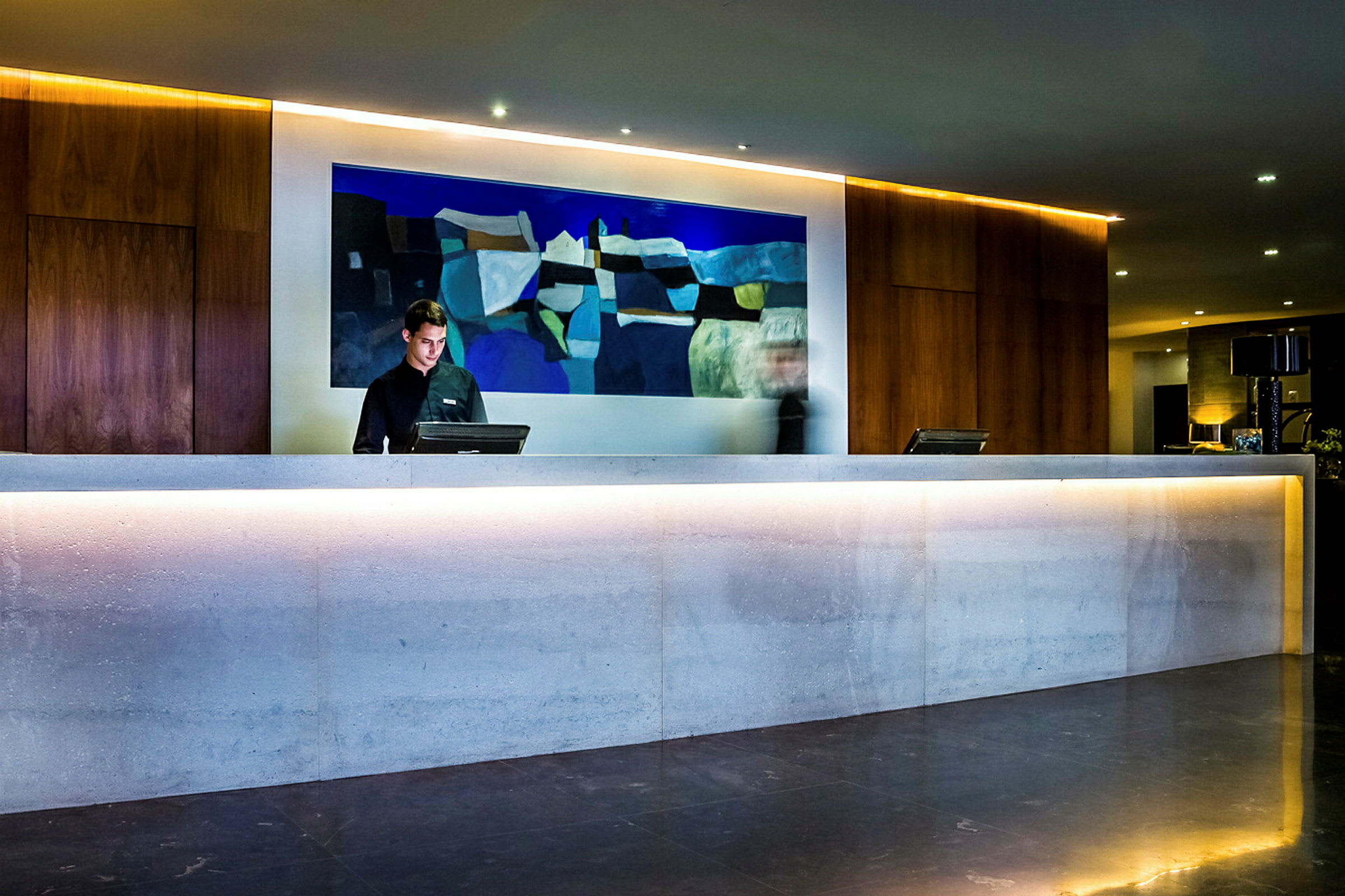 Reception med en belyst disk och abstrakt konst på väggen. (AI-genererad text)