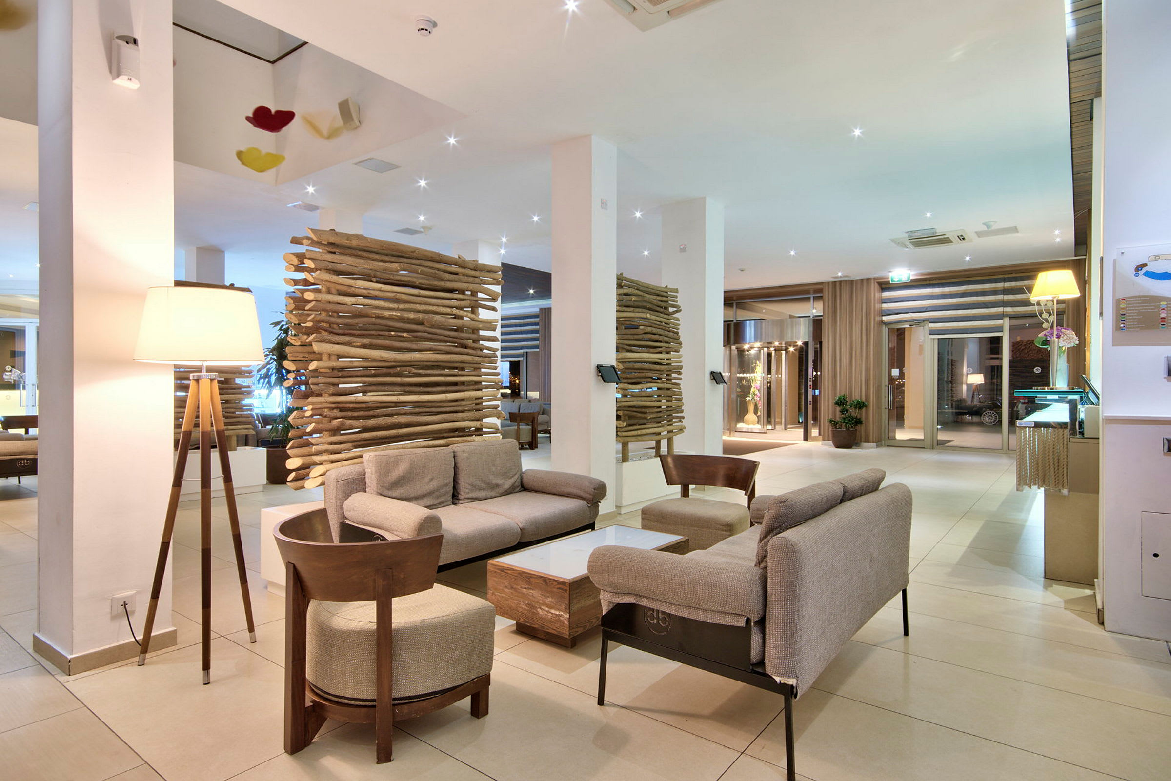 Ett hotellobbyområde med bekväma sittplatser och modern inredning. (AI-genererad text)